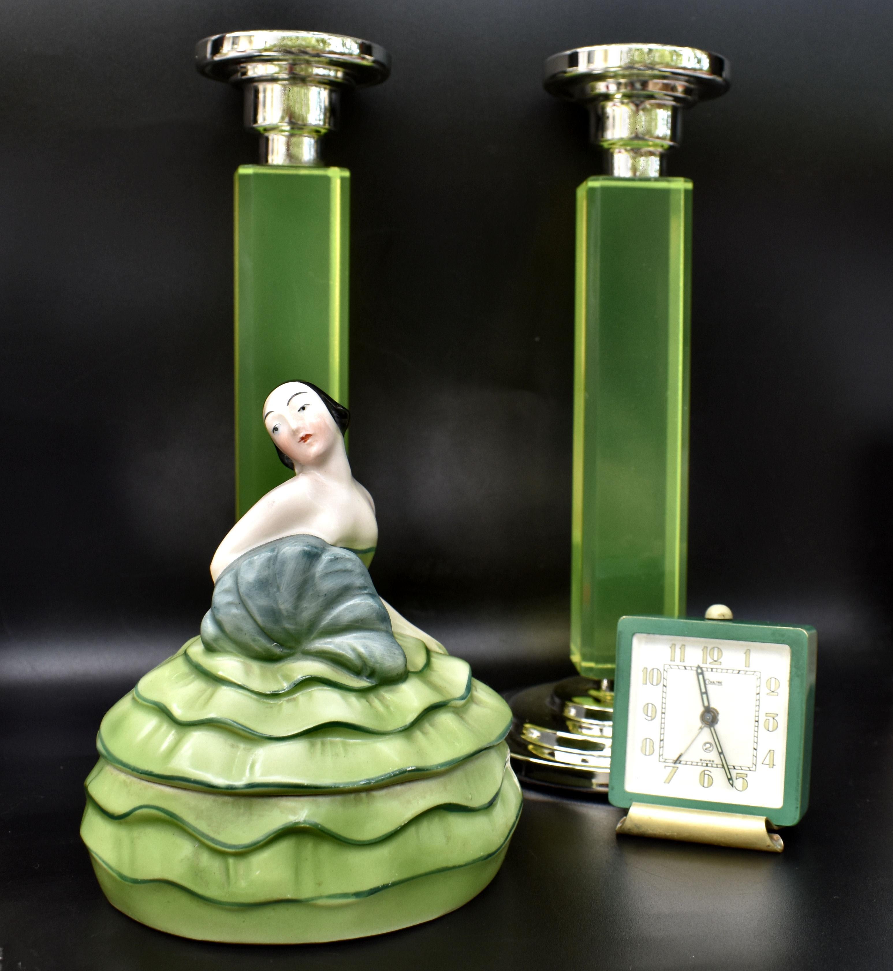Paar passende Art-Déco-Kerzenständer aus Nickel-Silber und Uraniumglas, um 1930 (20. Jahrhundert) im Angebot