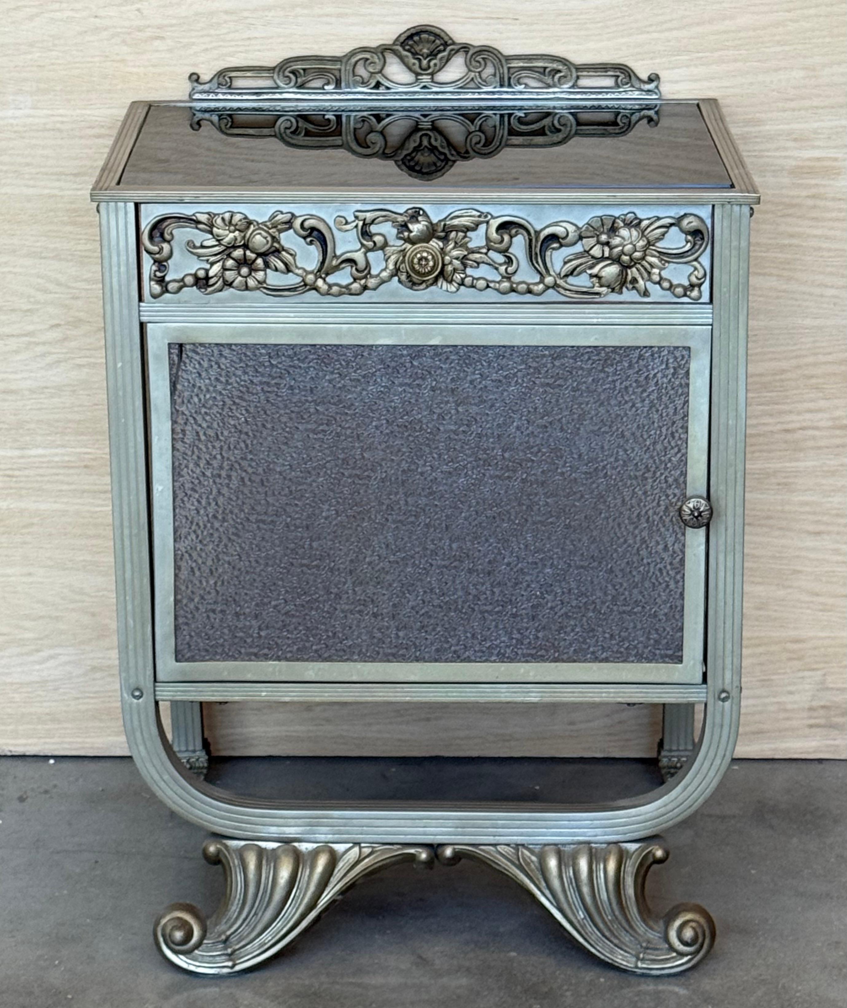 Art Deco Pair of Metal Nightstands with Original Crystal door

Height to the top : 22.83in