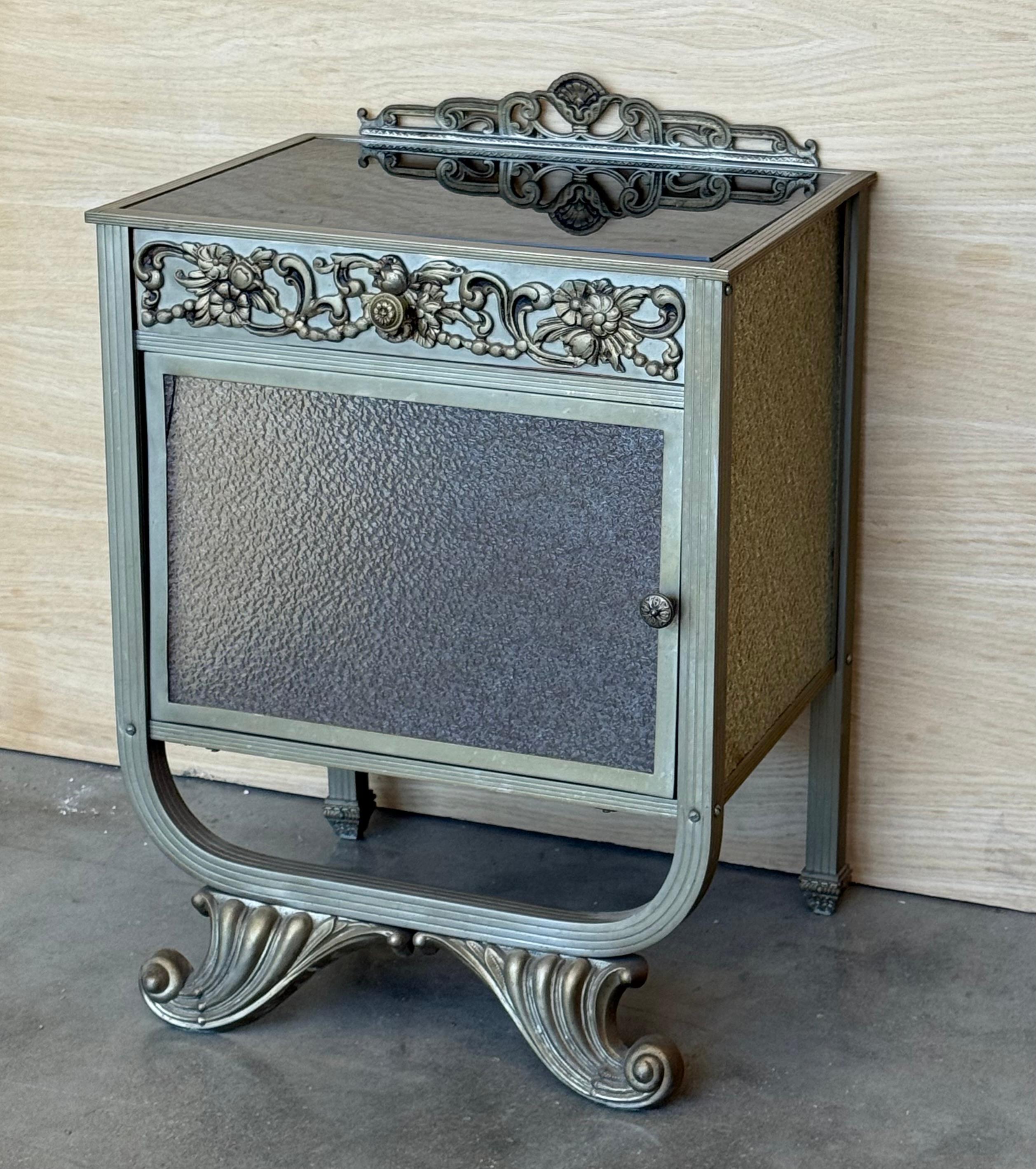 Spanish Art Deco Pair of Metal Nightstands with Original Crystal door For Sale