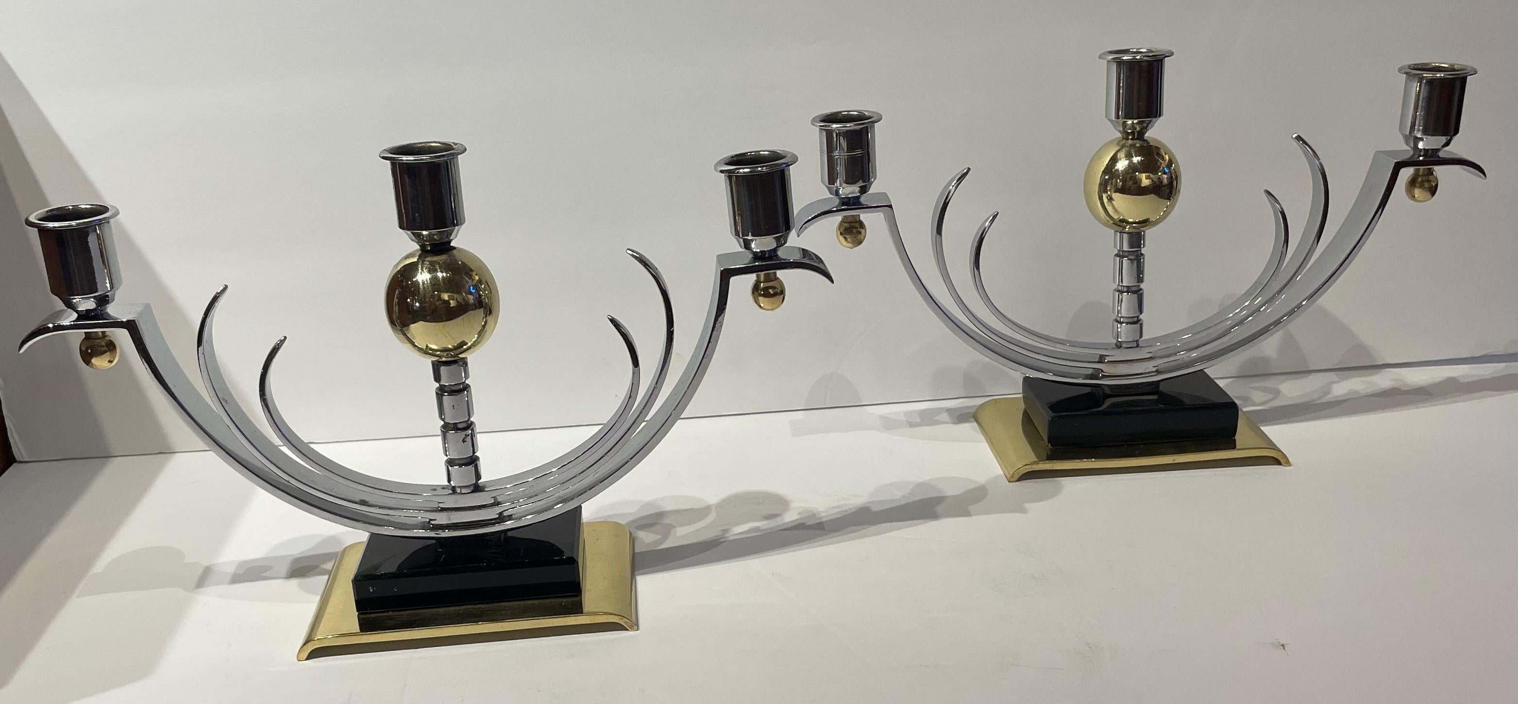Art Deco Paar modernistische Kerzenständer aus verchromtem Messing und Vitrolit. Selten und extrem hochwertig, alle Teile sind präzise eingepasst und bearbeitet. Das europäische Set, das höchstwahrscheinlich aus Österreich stammt, hat einen großen