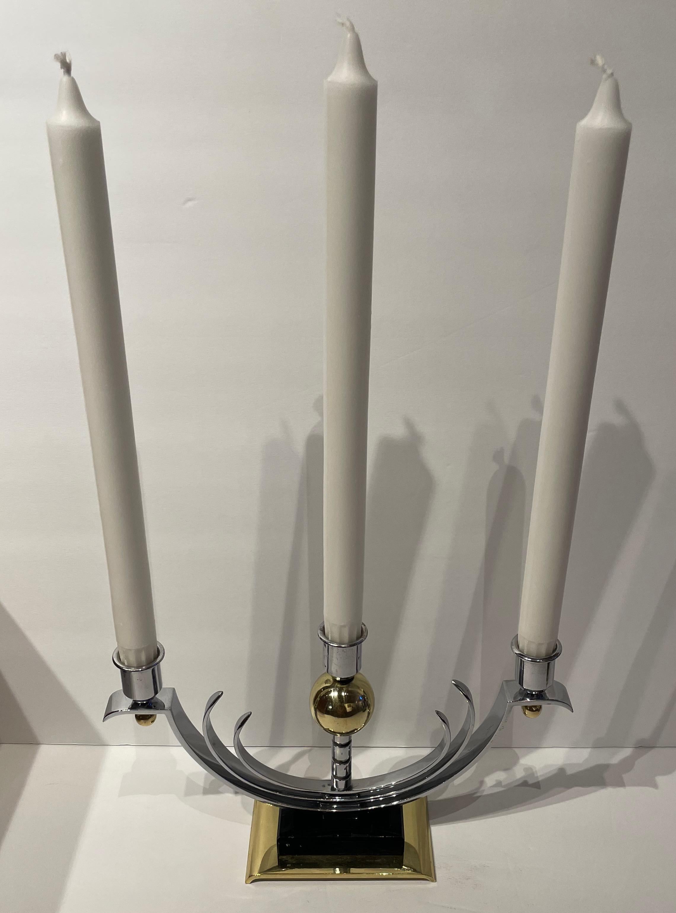 Modernistisches Art-Déco-Kerzenständer aus Chrom, Messing und Vitrolite, Paar (Österreichisch) im Angebot