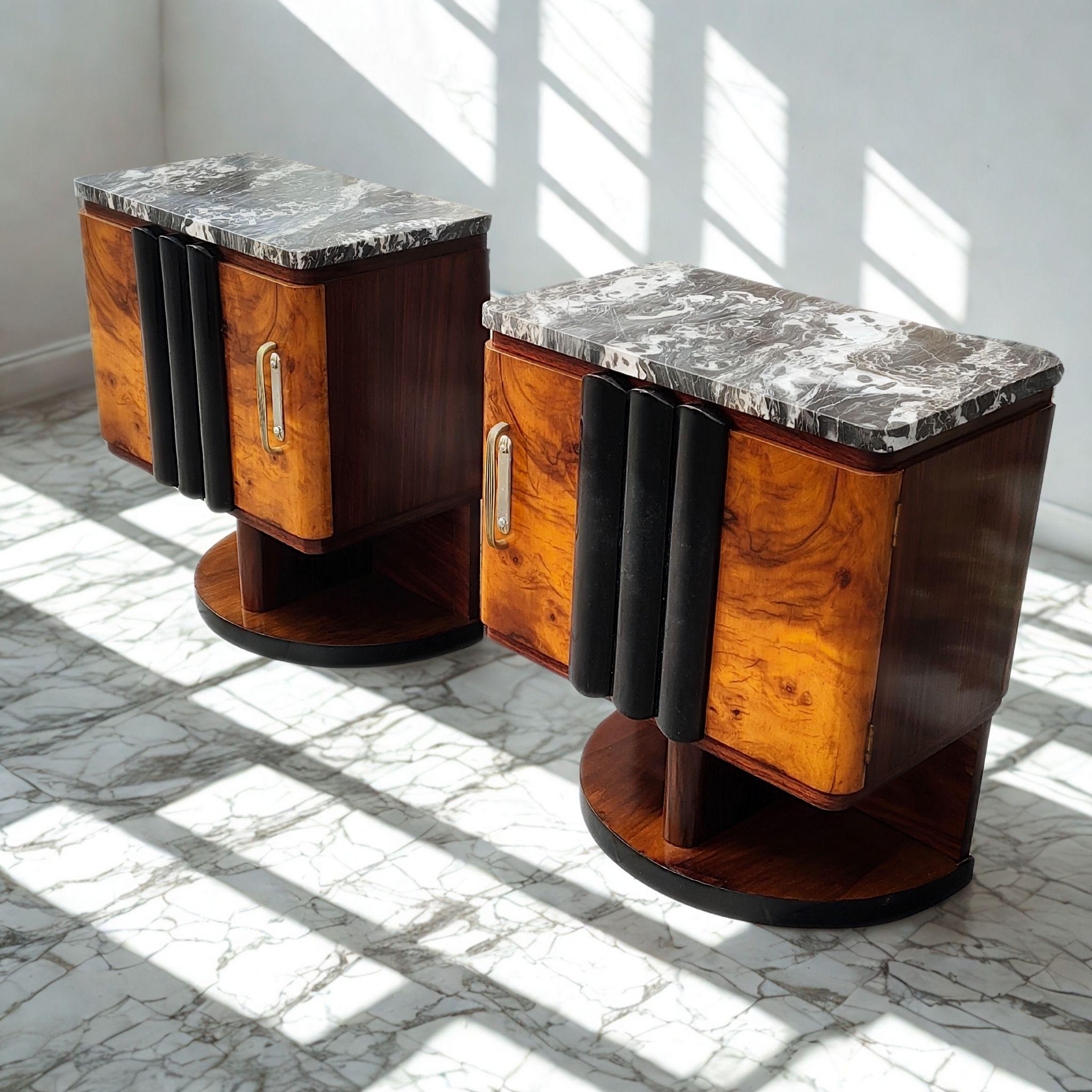 Paire de tables de nuit Art déco en bois et marbre noir, Italie, années 1930, ensemble de deux

Une paire distinguée de tables de nuit Art déco des années 1930, méticuleusement restaurée par des maîtres artisans italiens en utilisant la technique