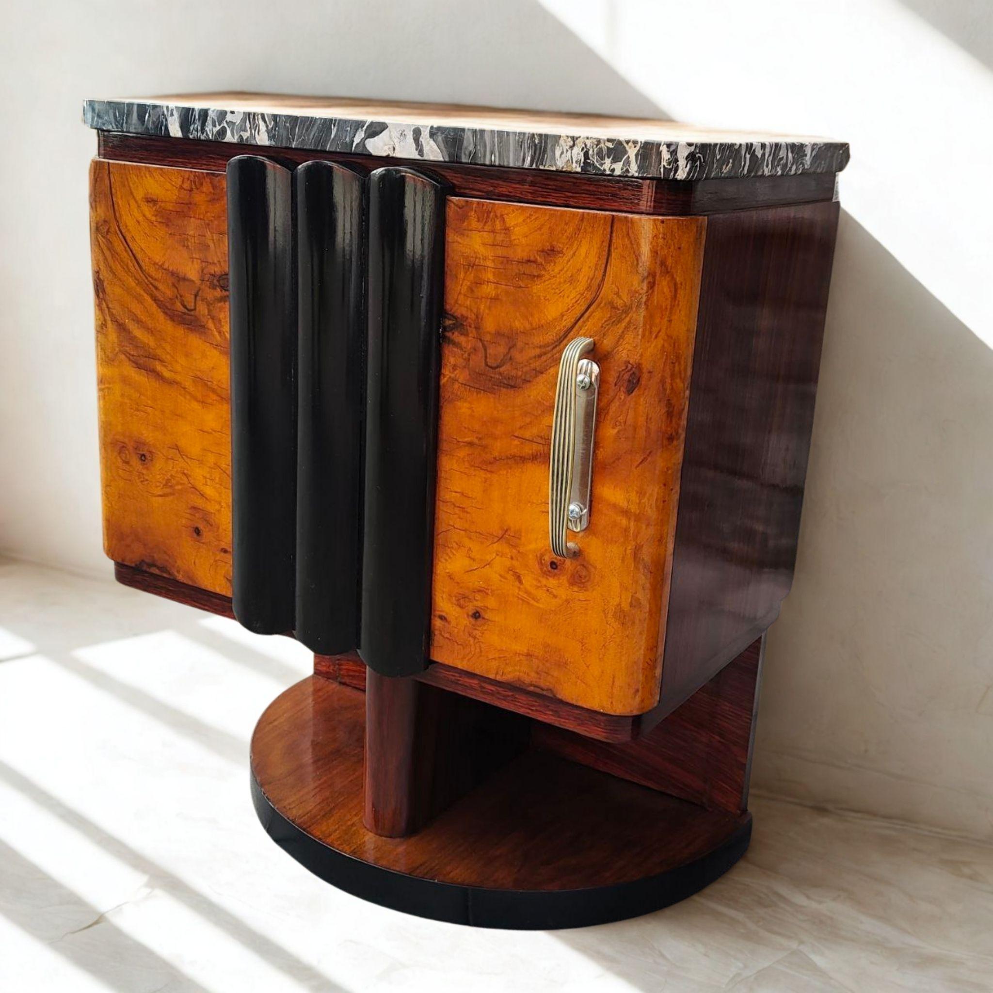 italien Paire de tables de nuit Art déco en bois et marbre noir, Italie, années 1930 finement restaurée en vente