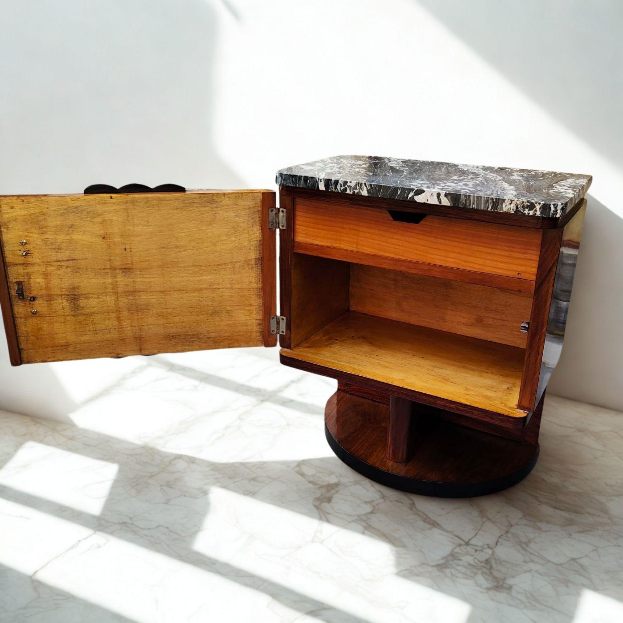 Milieu du XXe siècle Paire de tables de nuit Art déco en bois et marbre noir, Italie, années 1930 finement restaurée en vente