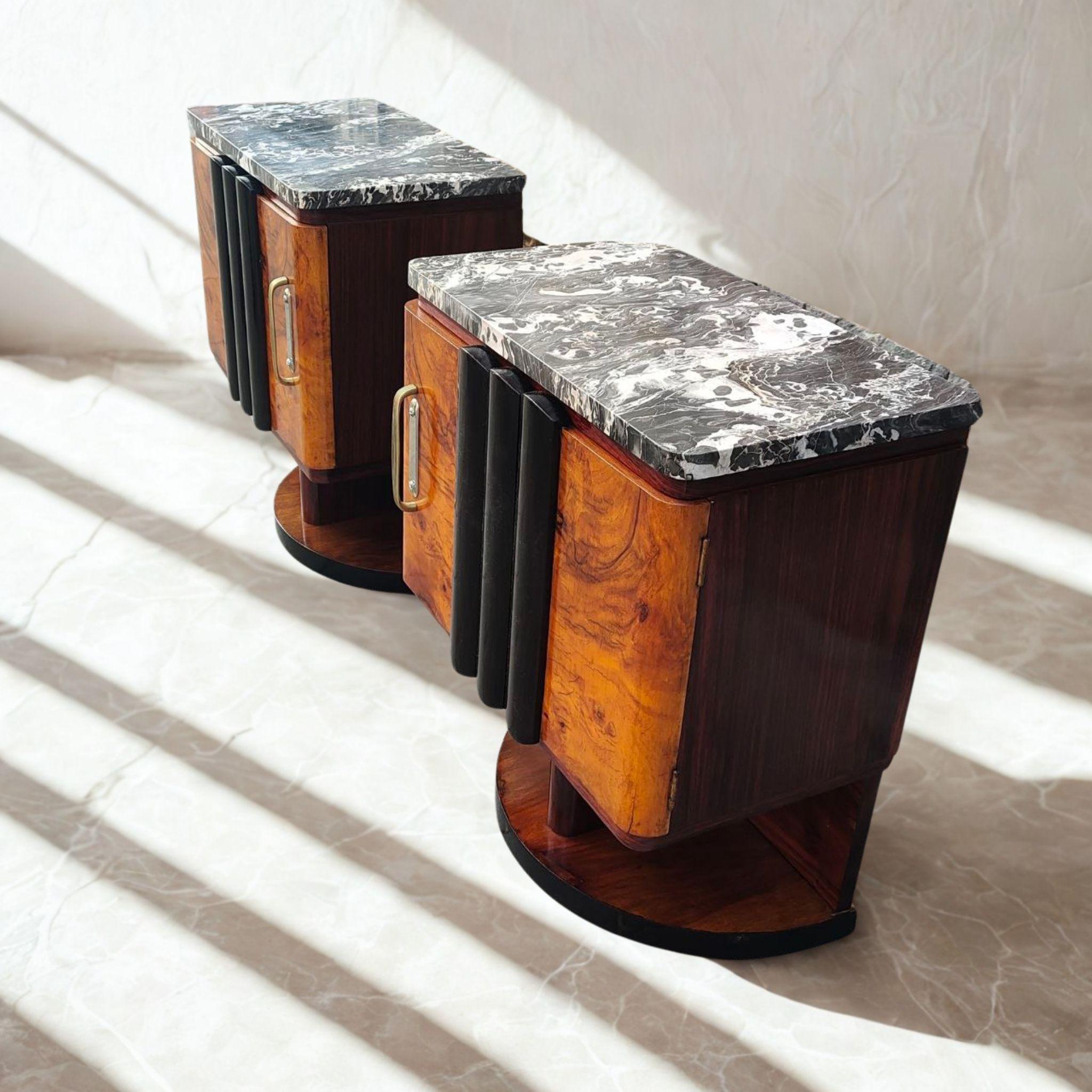 Paire de tables de nuit Art déco en bois et marbre noir, Italie, années 1930 finement restaurée en vente 1