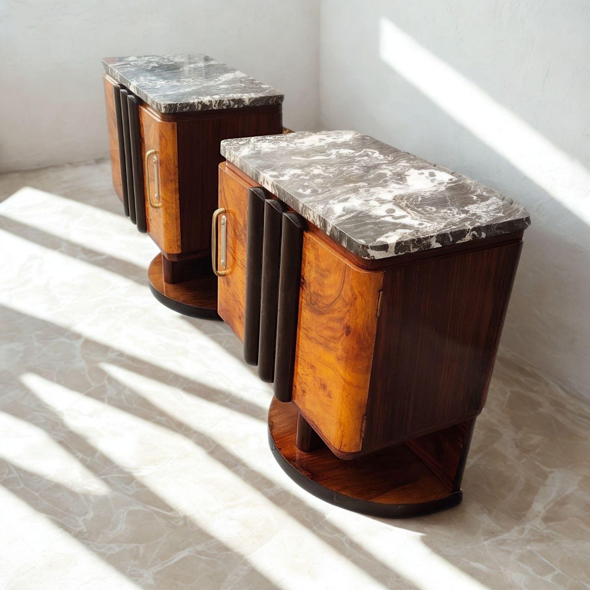 Paire de tables de nuit Art déco en bois et marbre noir, Italie, années 1930 finement restaurée en vente 2