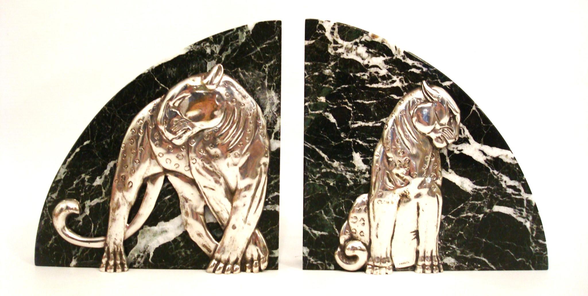Art Deco Paar Panther Buchstützen. Versilberte Bronze und Marmor. Hergestellt in Frankreich, 1920er Jahre. Beide mit dem Stempel Frankreich. Schwere Buchstützen aus Marmor.
Nach dem Vorbild von Paul Jouve. Sie verleihen jedem Bücherregal ein