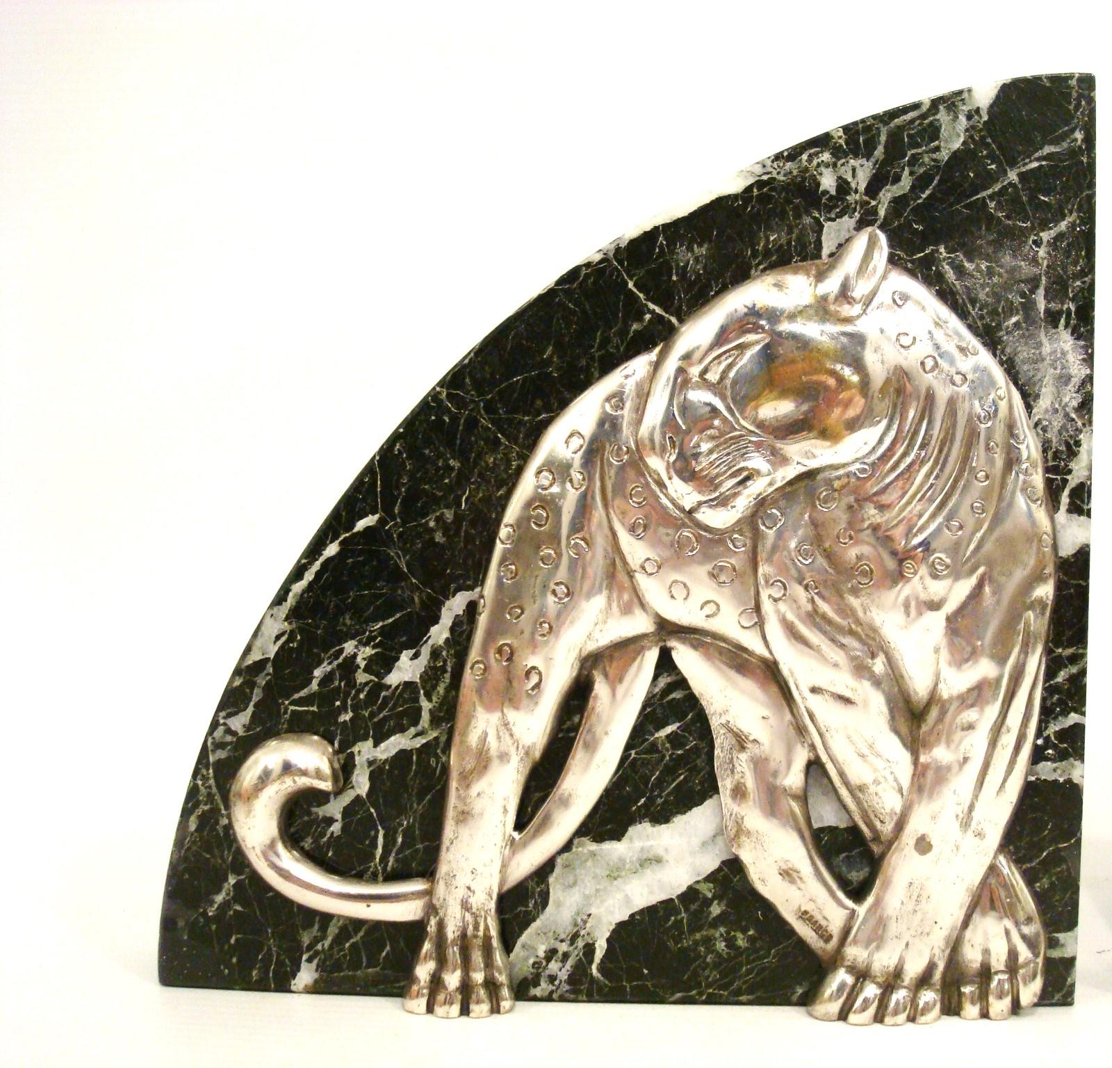 Paar Panther-Buchstützen im Art-déco-Stil, versilberte Bronze und Marmor – Frankreich, 1920er Jahre (Art déco) im Angebot