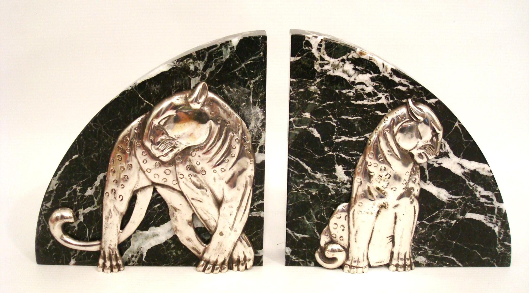 Paar Panther-Buchstützen im Art-déco-Stil, versilberte Bronze und Marmor – Frankreich, 1920er Jahre (Französisch) im Angebot