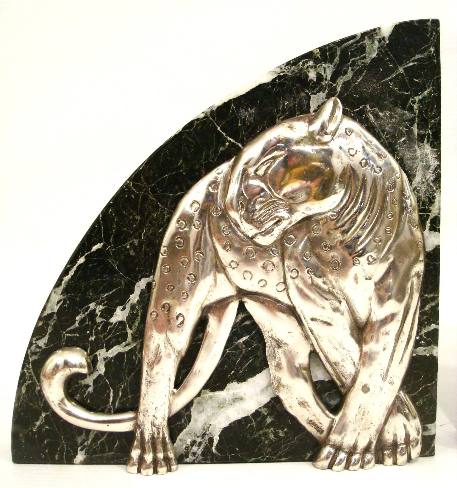 Paar Panther-Buchstützen im Art-déco-Stil, versilberte Bronze und Marmor – Frankreich, 1920er Jahre (Versilbert) im Angebot