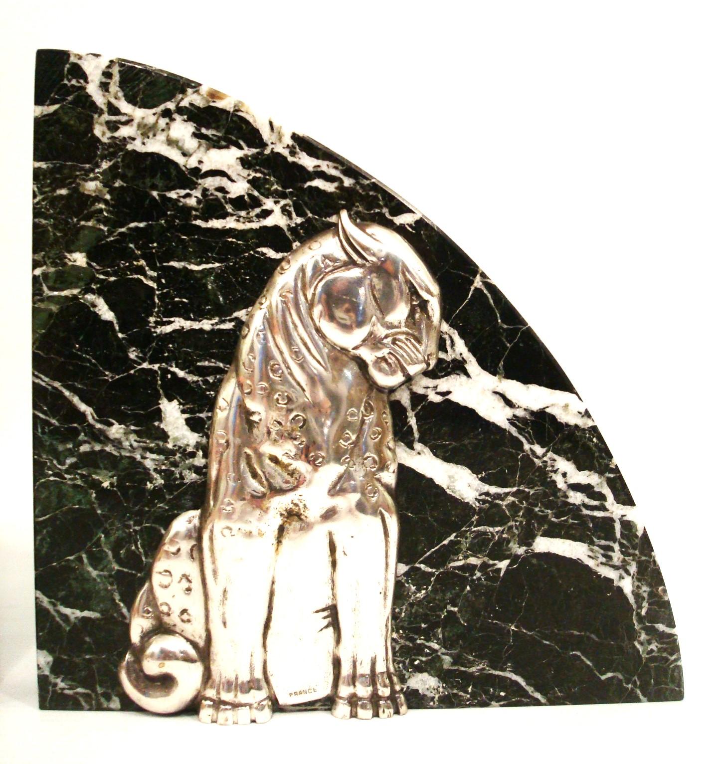 Paar Panther-Buchstützen im Art-déco-Stil, versilberte Bronze und Marmor – Frankreich, 1920er Jahre im Zustand „Gut“ im Angebot in Buenos Aires, Olivos