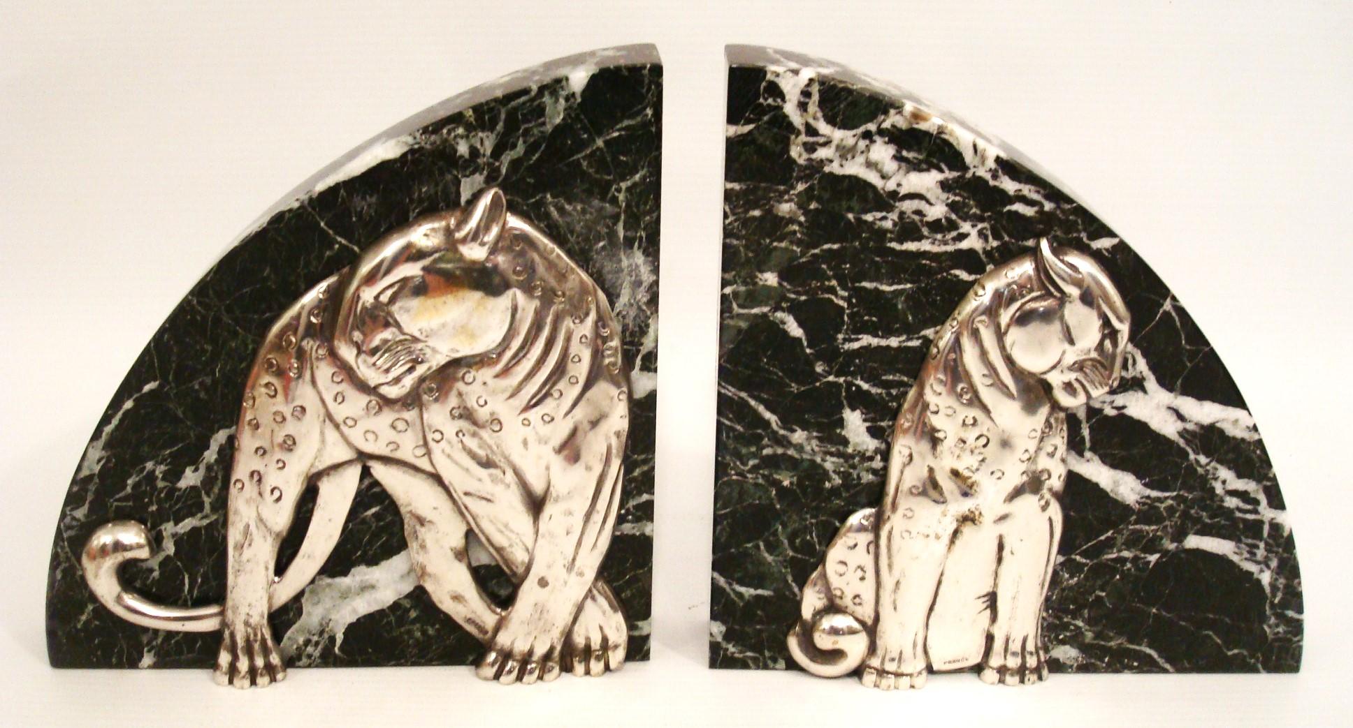 Paire de serre-livres Art Déco en forme de panthère, bronze argenté et marbre - France, années 1920 en vente 1