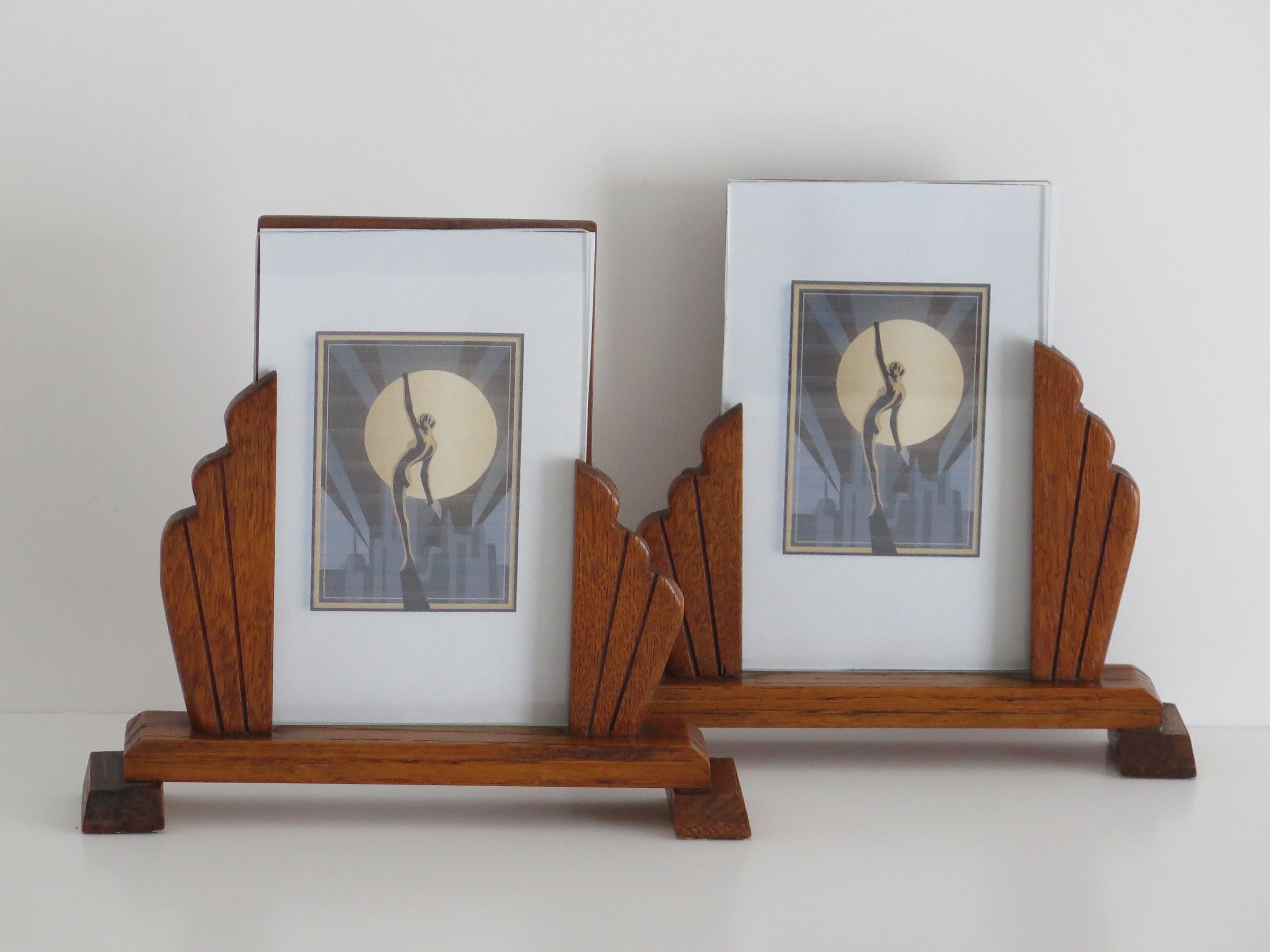 Dies ist ein wunderschönes Pärchen von Fotorahmen aus der Zeit des Art Deco, handgefertigt aus Eichenholz mit einem Fächerdesign und Glaseinsätzen, die wir auf ca. 1930 datieren.

Ein echtes Paar zu finden ist selten!

Beide Stücke sind sehr gut aus