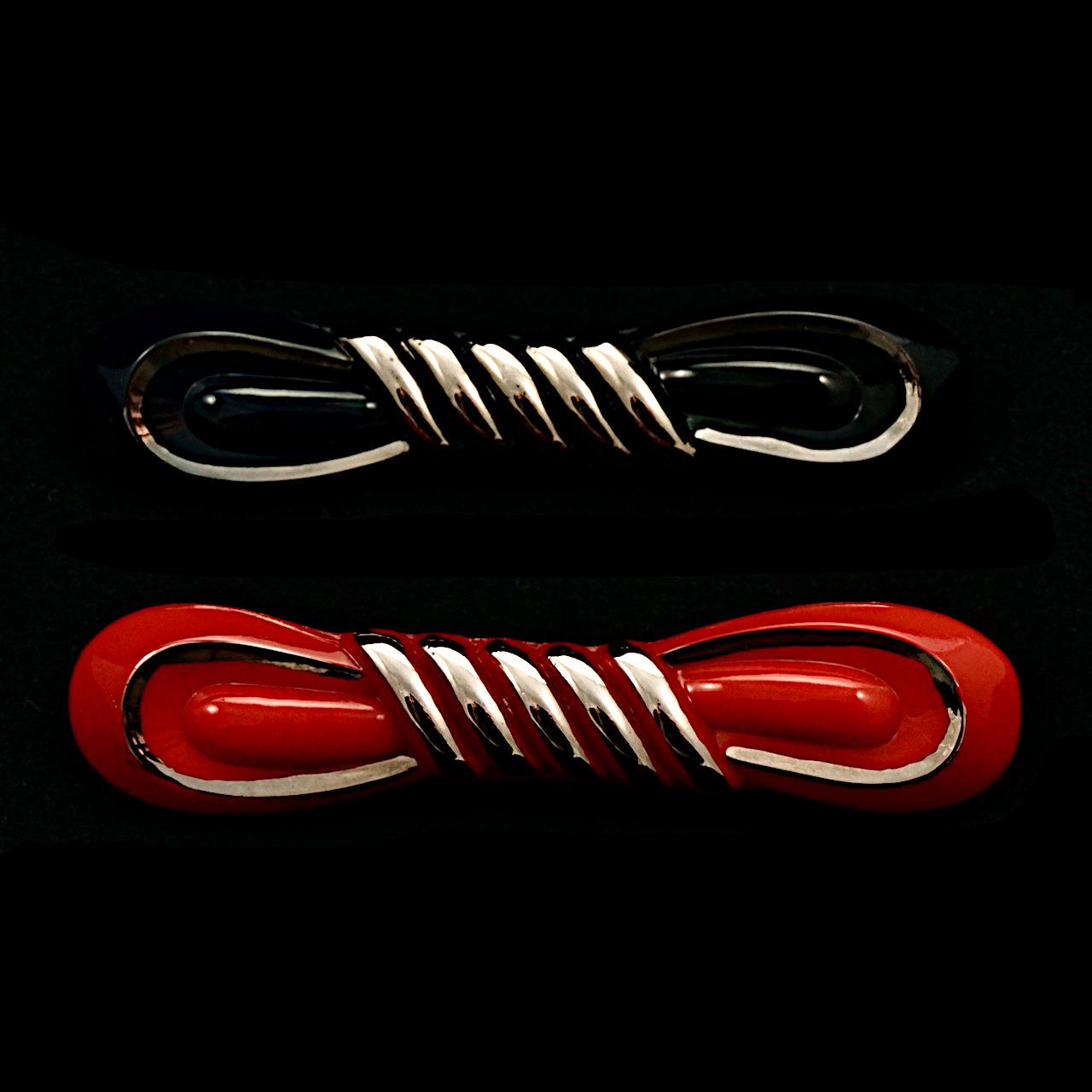 Art-Déco-Broschen aus rotem und schwarzem Glas mit silberfarbenen Highlights, Paar im Angebot 1