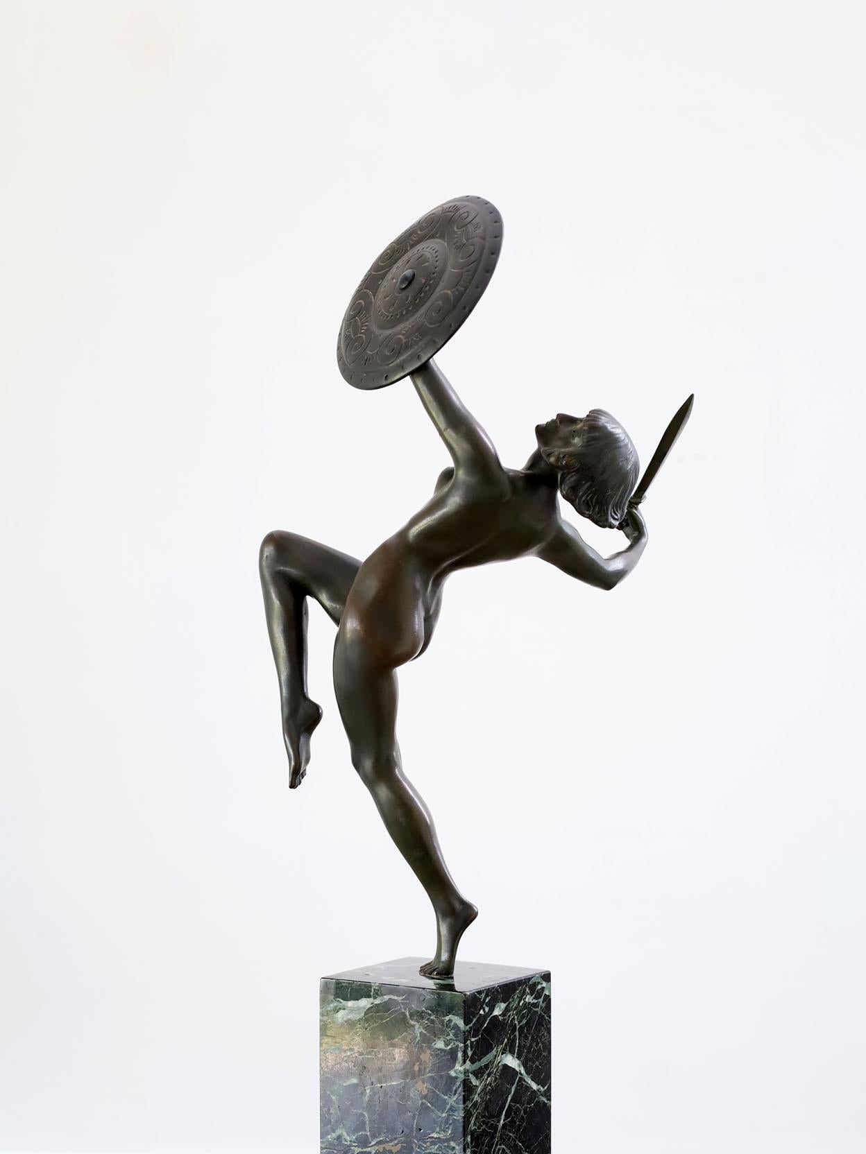 Art Decó Pareja de esculturas de bronce del artista francés Pierre Le Faguays, Francia 1930. Bronce sobre base de mármol verde. Estas esculturas están ilustradas en: Art Decó y otras figuras de Brian Catley, Club de coleccionistas de antigüedades.