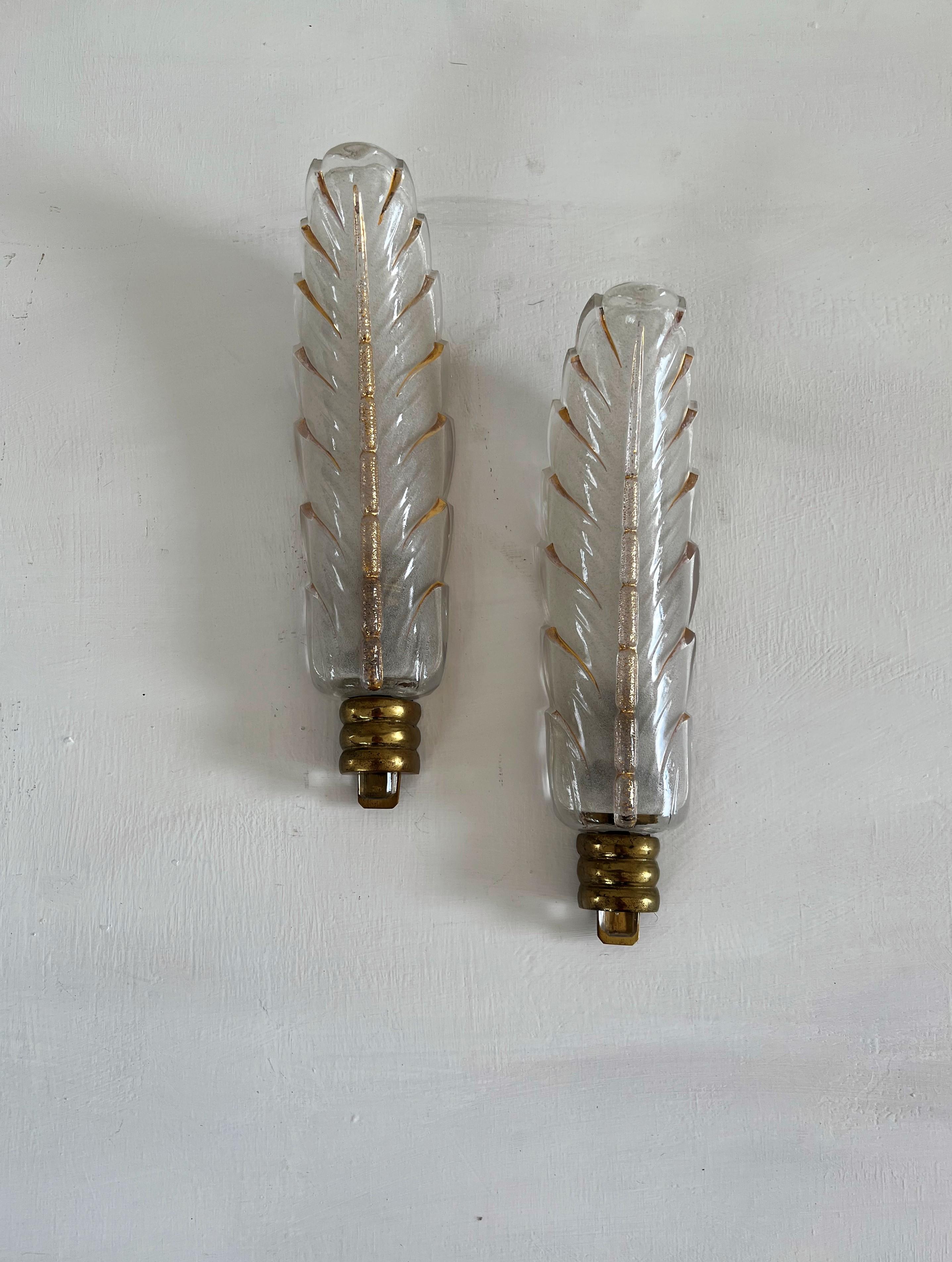 Paire d'appliques ressemblant à une plume en verre avec quincaillerie en bronze. Les deux sont estampillées 'PETITOT' et leurs numéros de modèle. Fabriqué en France, vers 1940.
  