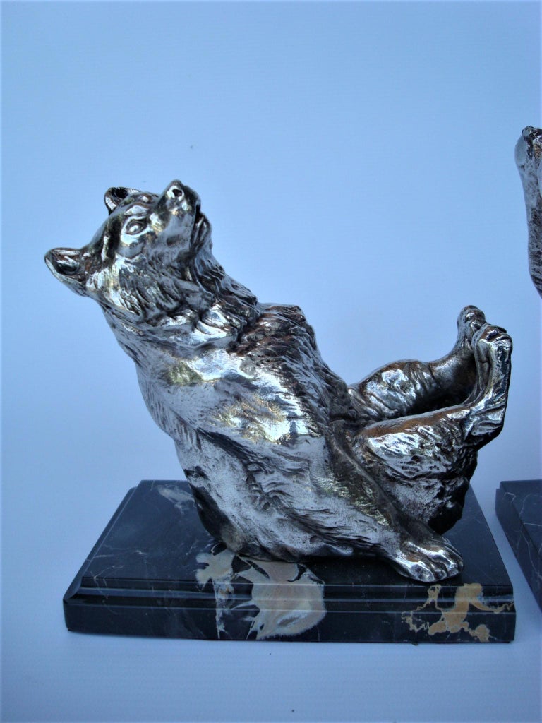 Art Deco Pair of Silvered Metal Playing Bears Bookends, France, 1920's In Good Condition For Sale In Buenos Aires, Olivos