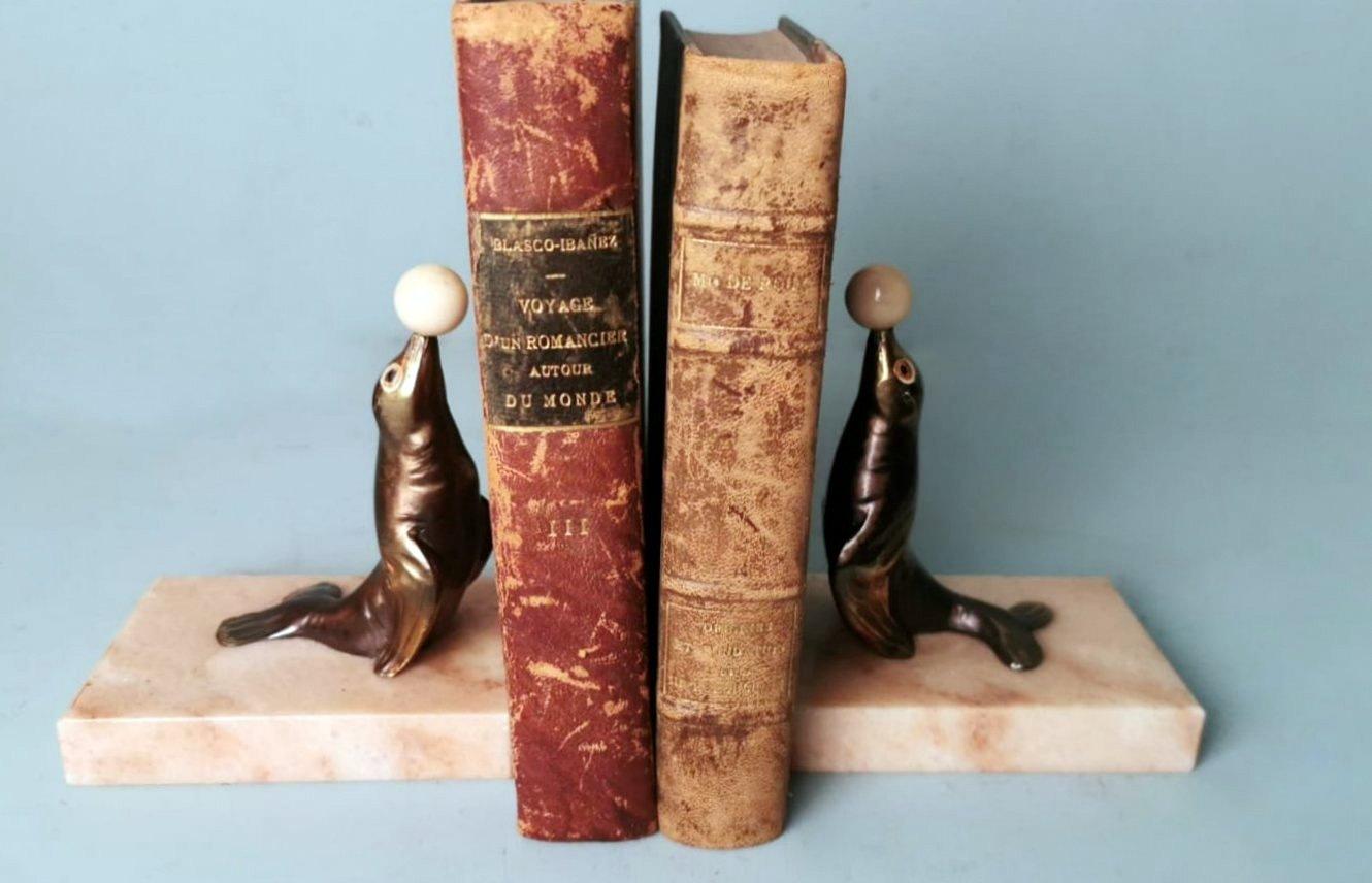 Paire de serre-livres Art Déco en étain avec base en marbre fin 5