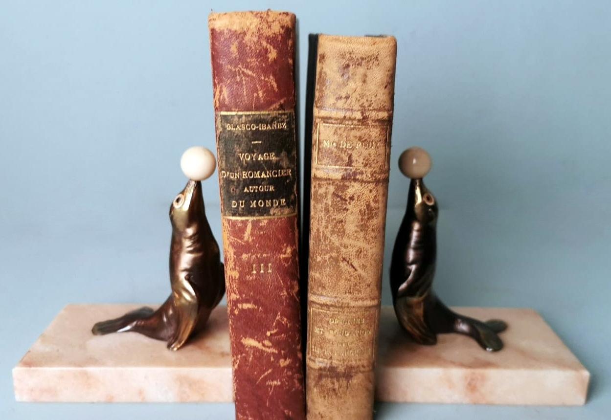 Paire de serre-livres Art Déco en étain avec base en marbre fin 6