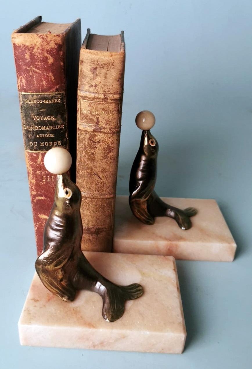 Paire de serre-livres Art Déco en étain avec base en marbre fin 7