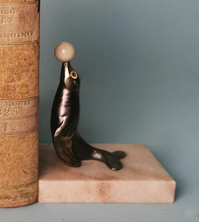 Paire de serre-livres Art Déco en étain avec base en marbre fin 8