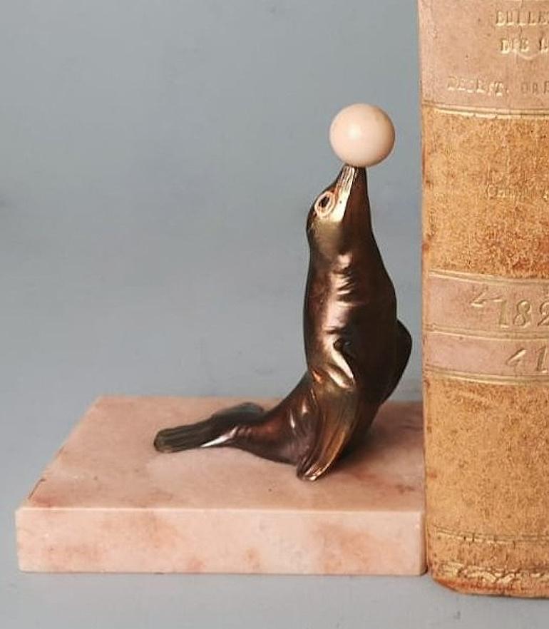 Paire de serre-livres Art Déco en étain avec base en marbre fin 9