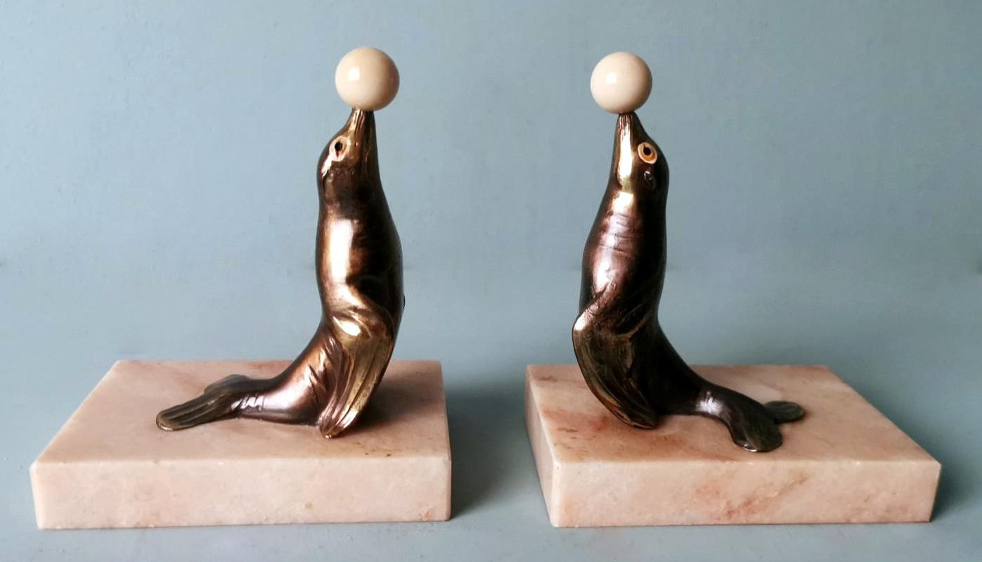 Nous vous invitons à lire l'intégralité de la description, car nous nous efforçons de fournir des informations techniques et historiques détaillées afin de garantir l'authenticité de nos objets.
Cette paire originale et rare de serre-livres de style
