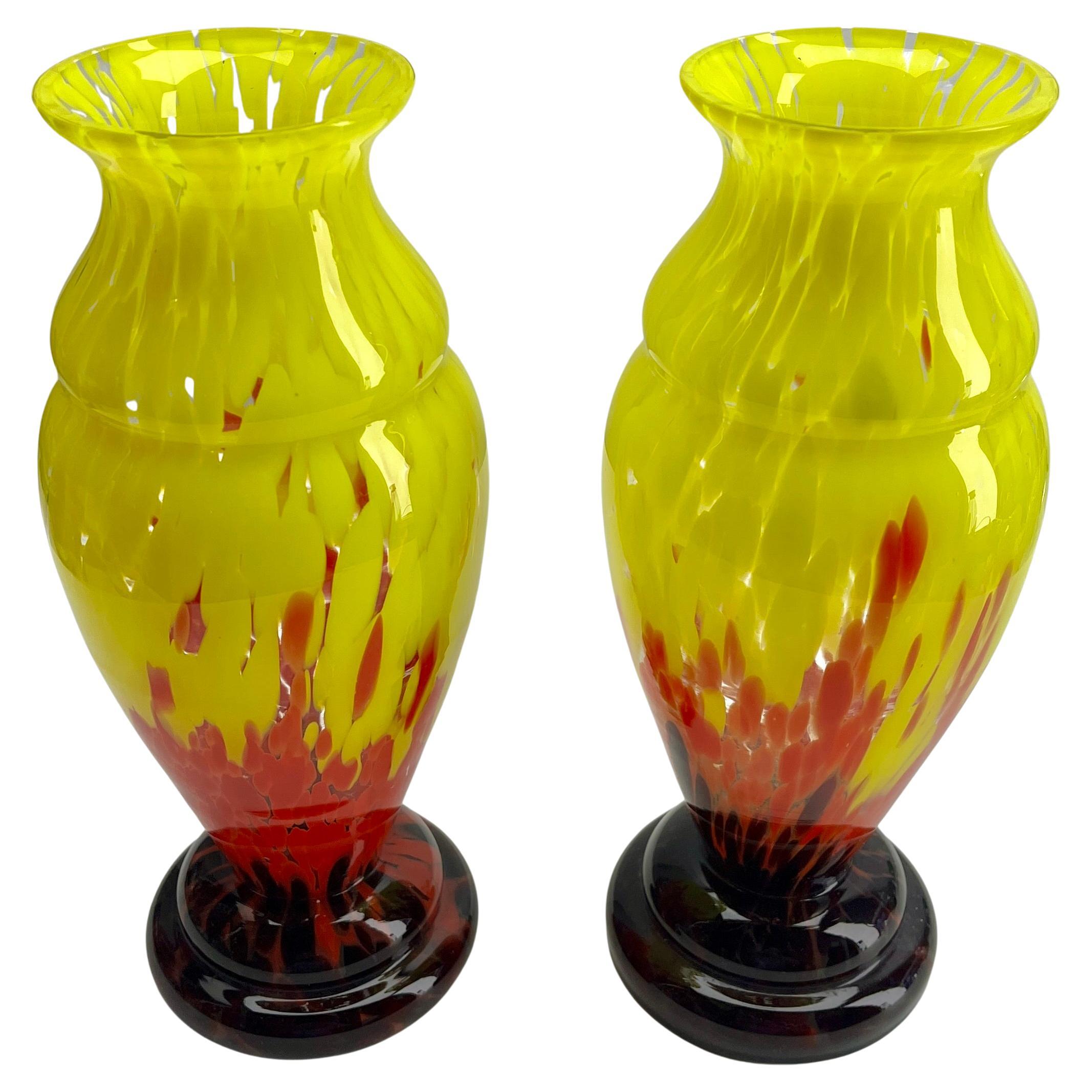 2 Scailmont - Vaso Art Déco in vetro colorato a strati multipli

La documentazione può essere trovata nel libro Les Verreries de Scailmont
a l'epoque Art Deco. 

Questi pezzi di vetro prodotti in Belgio durante il periodo Art Decor hanno forme e