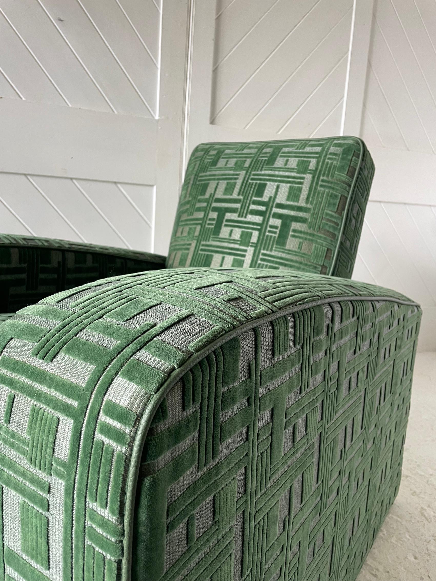 Anglais Paire de chaises citernes art déco tapissées de velours en vente