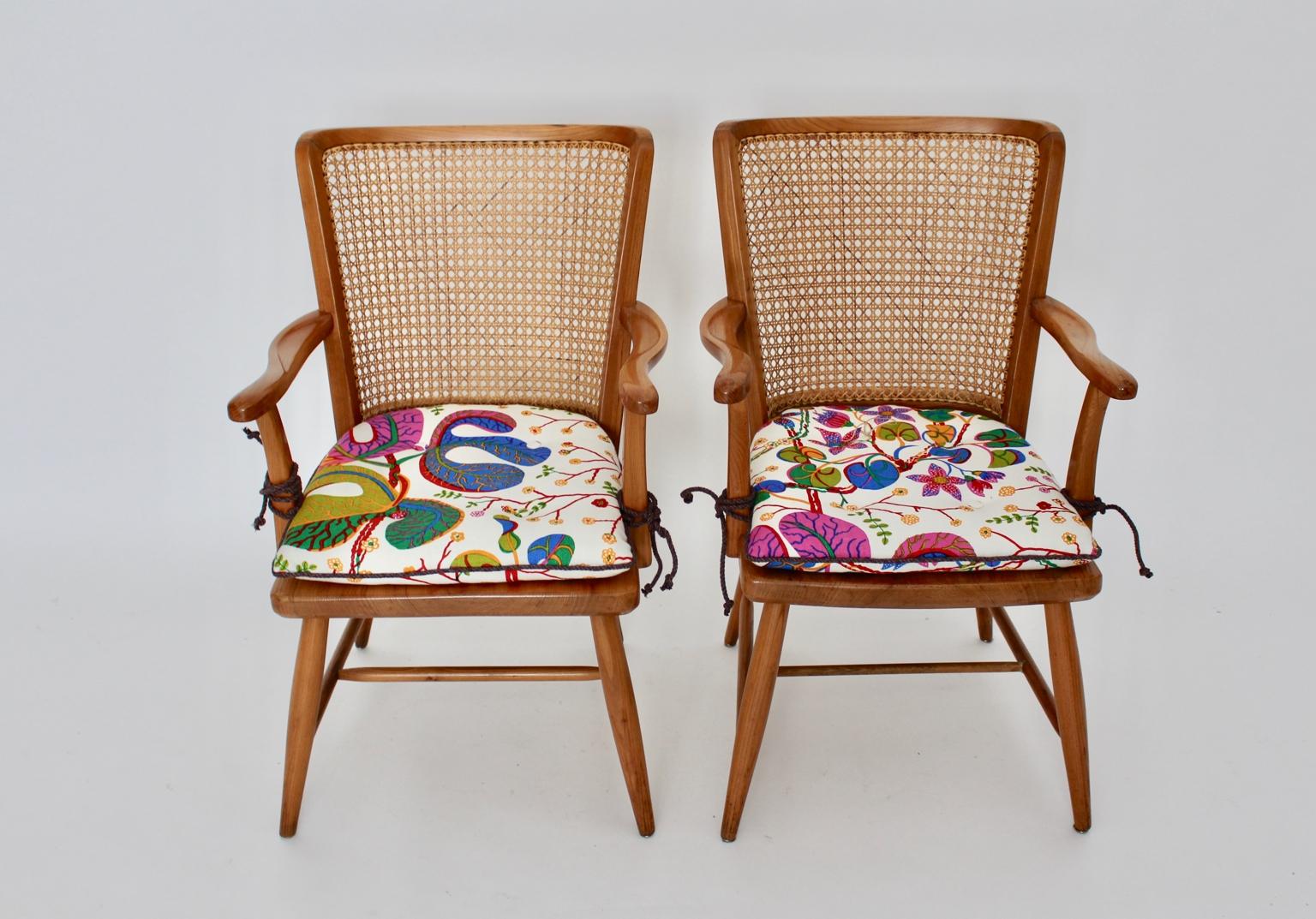Zwei Wiener Mesh-Sessel aus Eschenholz im Art-déco-Stil Josef Frank Wien, um 1928 (Frühes 20. Jahrhundert) im Angebot