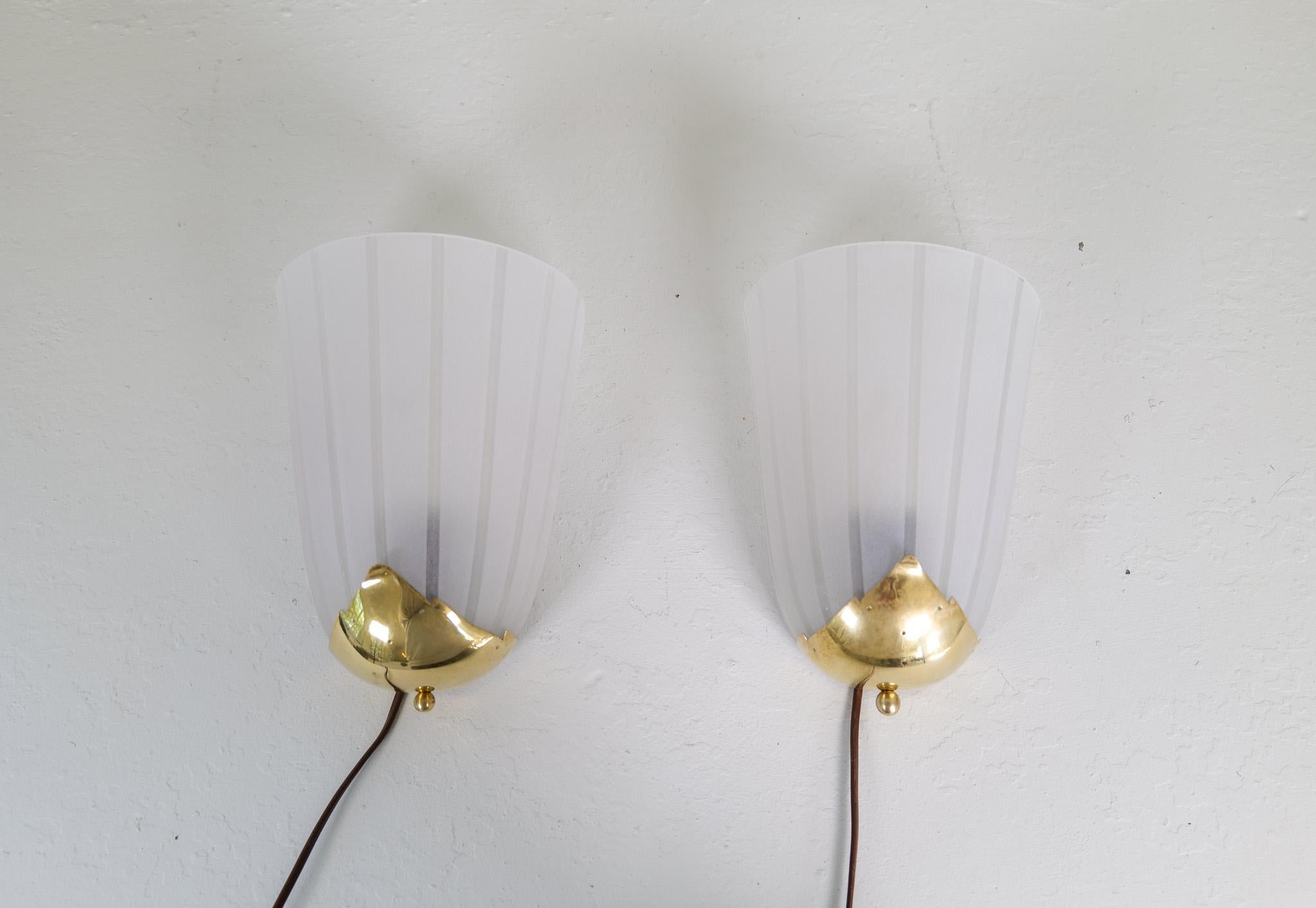 Art Deco Pair of Wall Lights Brass and Glass Sweden 1930s In Good Condition For Sale In Hillringsberg, SE