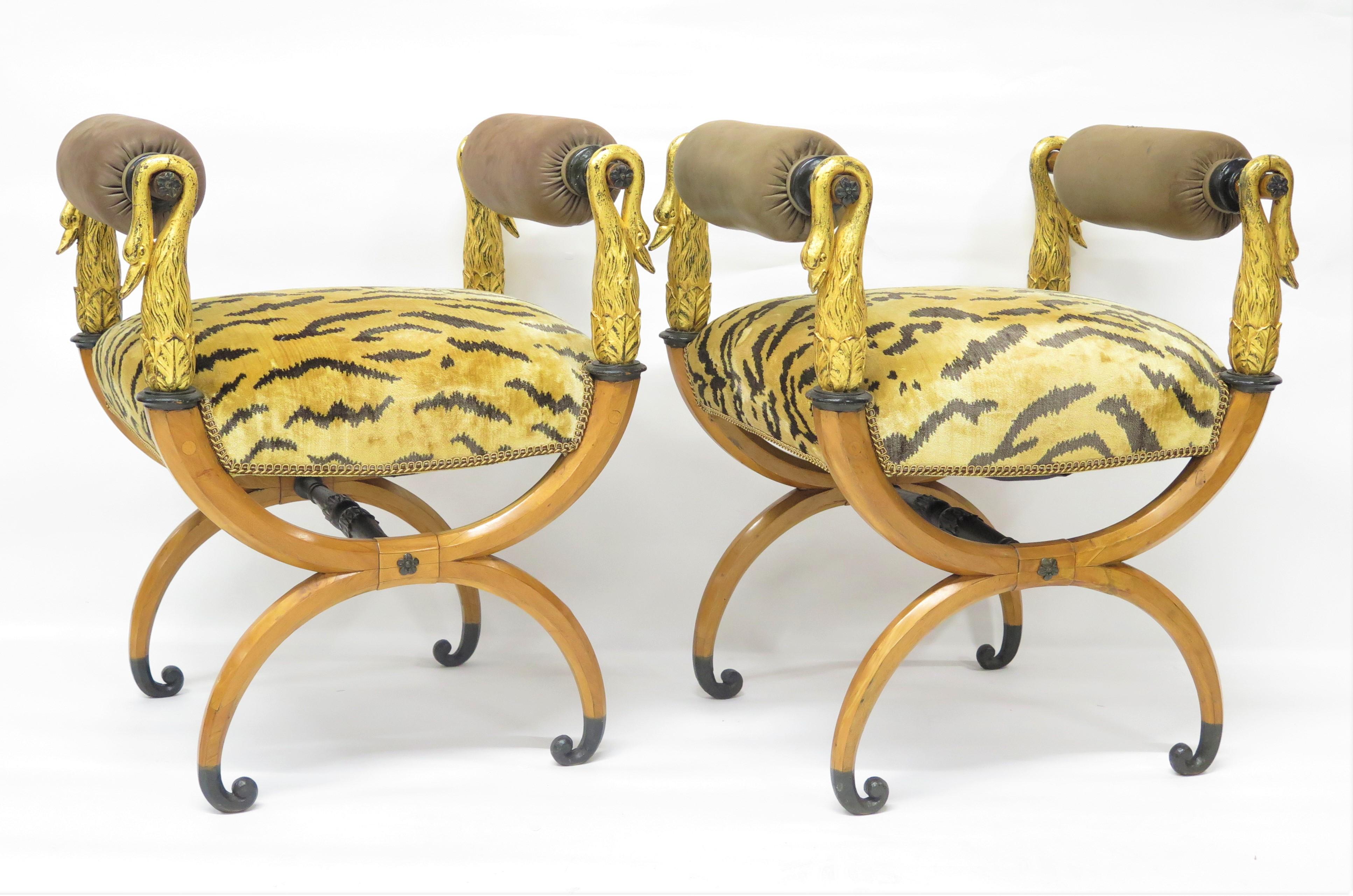 Art Deco Paar X-förmige Curule Sitze (Geschnitzt) im Angebot