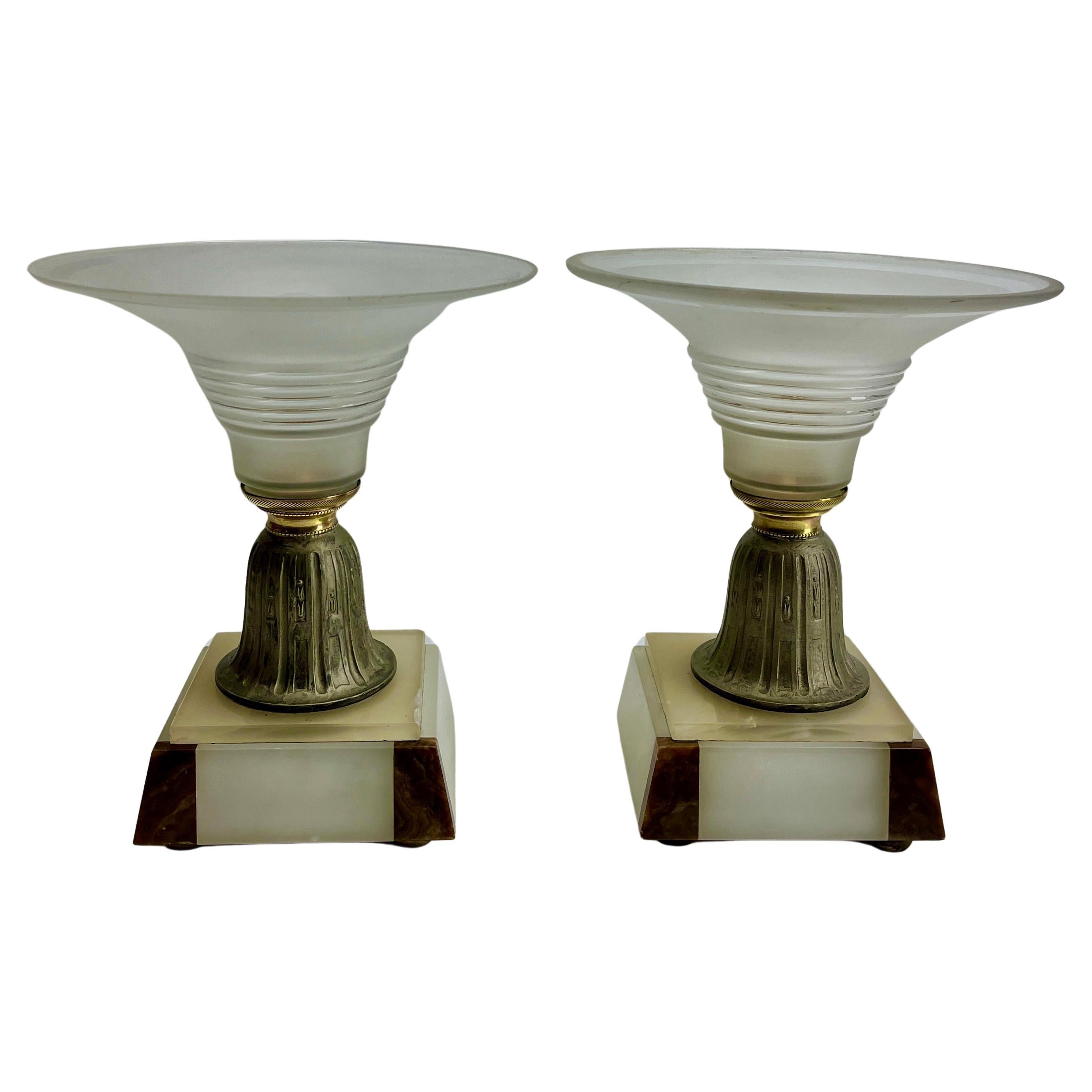 Art Deco Pair Pedestal Bowls with stylized Bronze  on Onyx Plint

With Bronze, Brass and Onyx Details
Originel Patina on all Parts
The pieces are in Good and original condition and a real beauty!

Looks simply stunning.
























