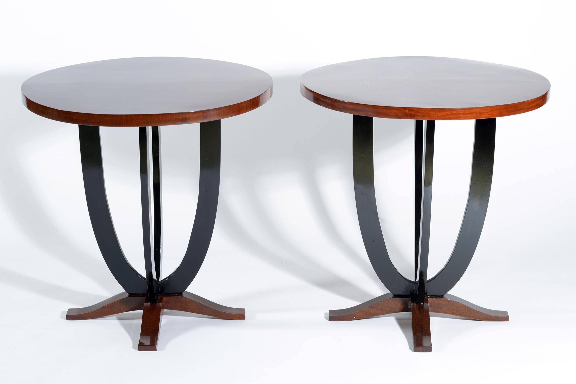 Pair of Art Deco round precious exotic wood and black laquered legs side tables.
Italia Mid-Century Modern.