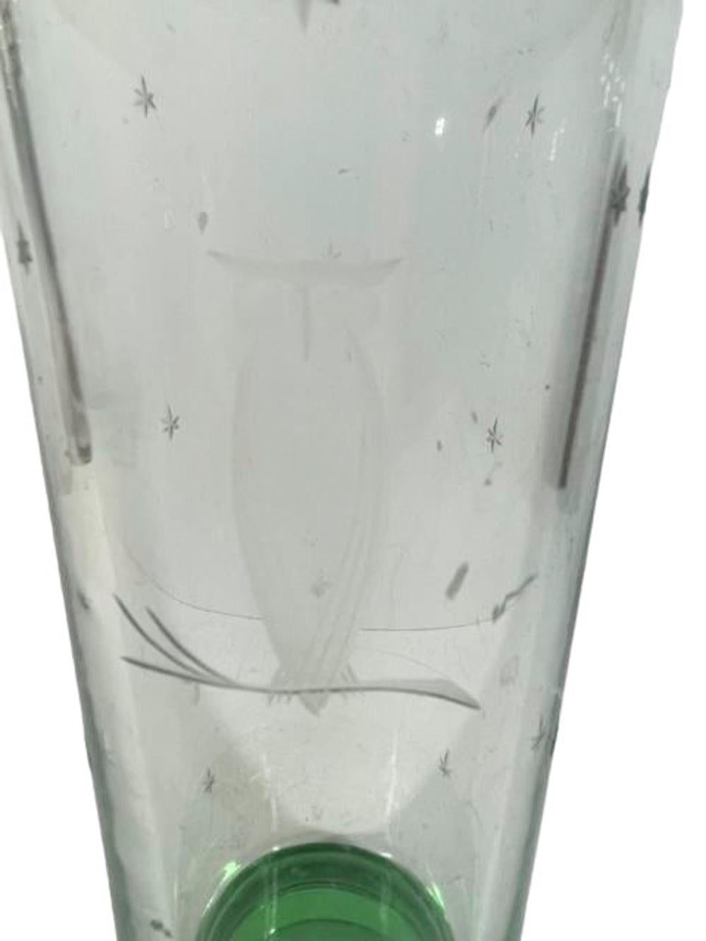 Shaker da cocktail Art Deco con coperchio cromato a cupola in vetro verde smeraldo chiaro che diventa più scuro alla base con piede più spesso e inciso con un gufo seduto su un ramo e stelle intorno all'intero recipiente. 