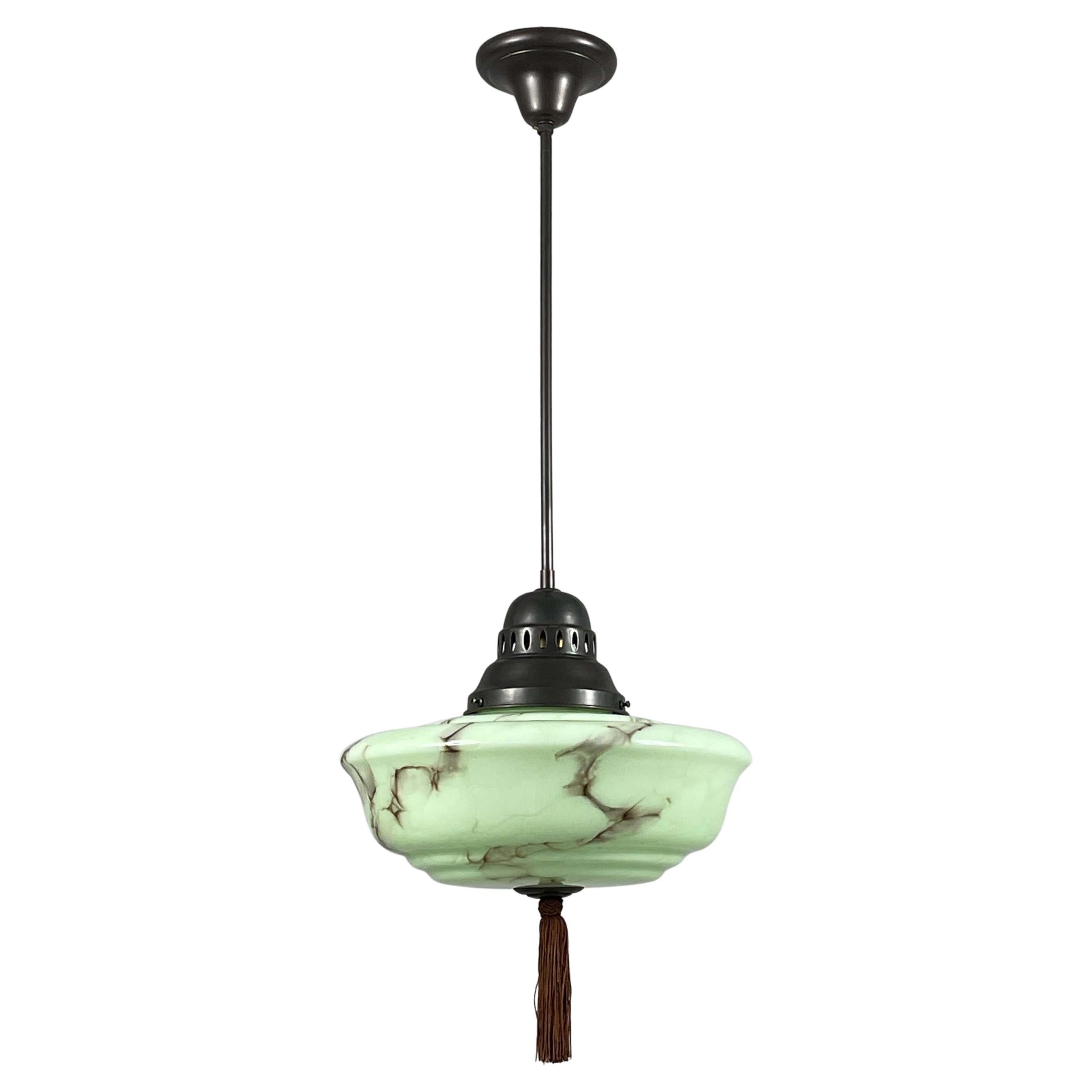 Pendentif Art déco en opaline marbrée vert pâle et laiton avec pompon, Allemagne, années 1930