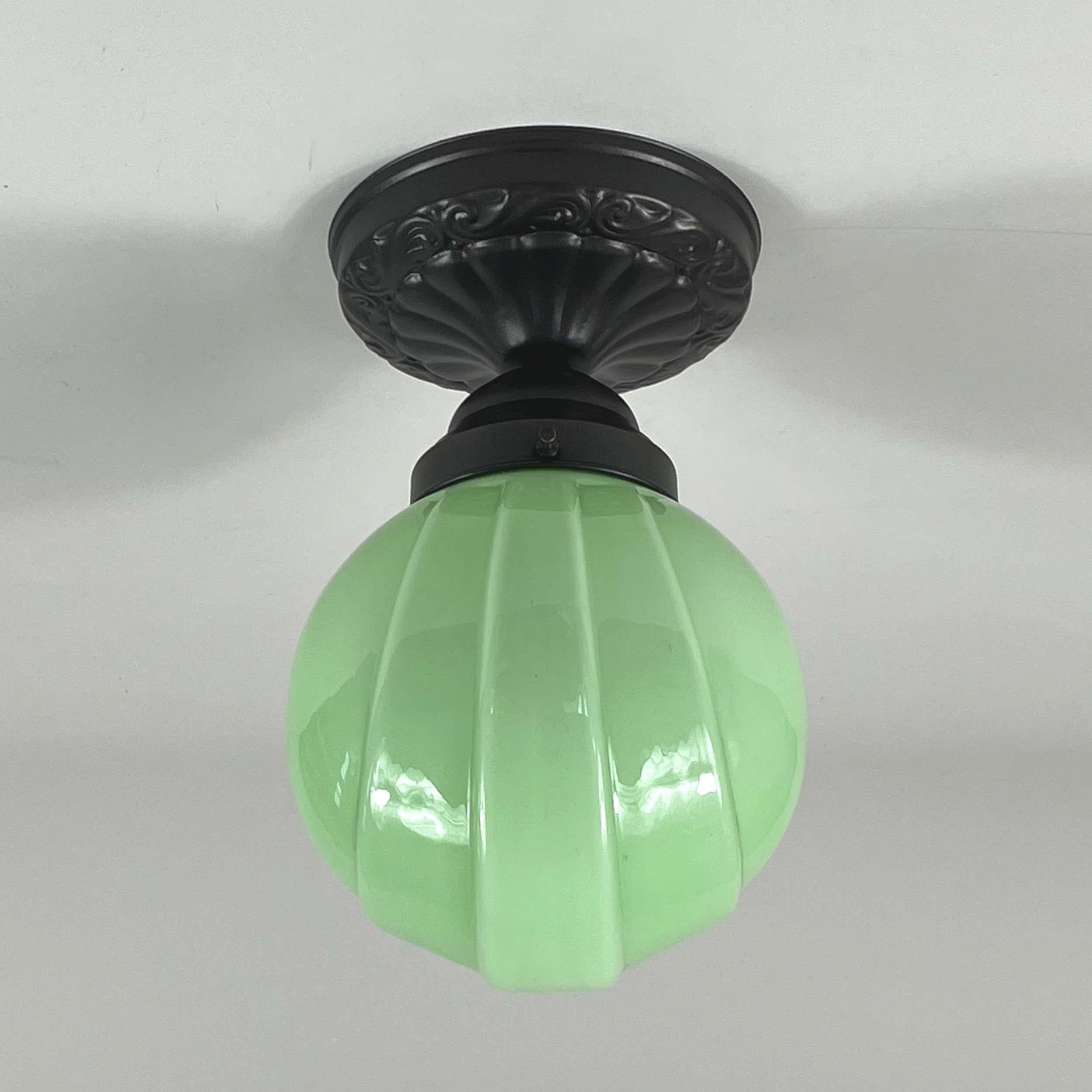 Einbaubeleuchtung aus blassgrünem Opal und brüniertem Metall im Art déco-Stil, Deutschland 1920er und 1930er Jahre (Messing) im Angebot