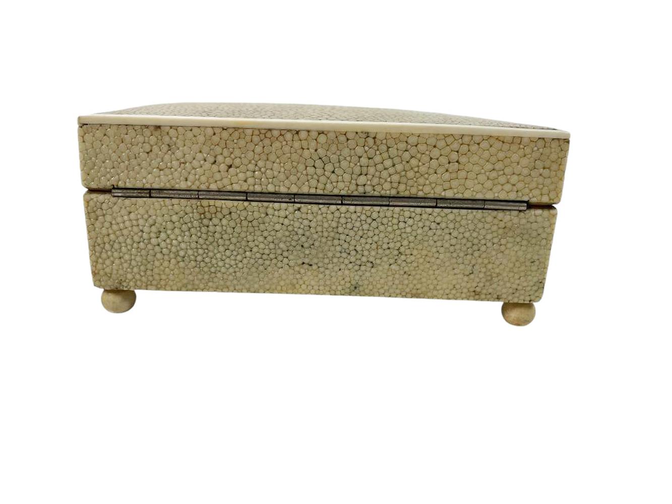 Caja Art Decó con tapa de piel de zapa verde pálido sobre pies esféricos y tapa con bordes de hueso Inglés en venta