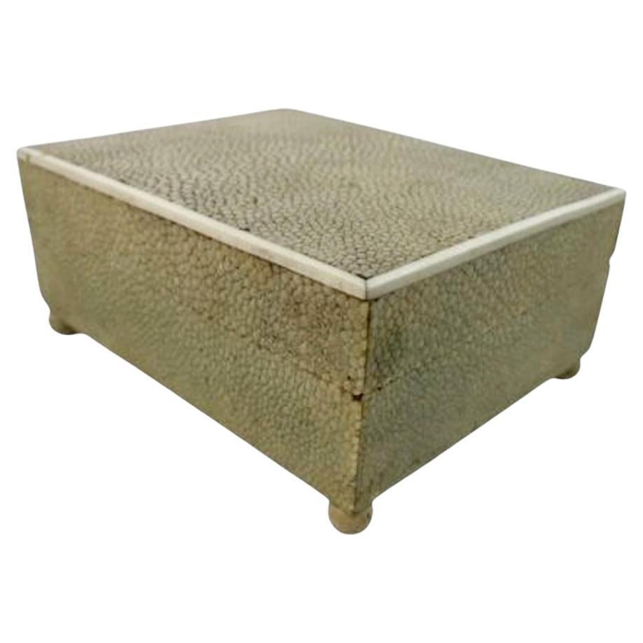 Caja Art Decó con tapa de piel de zapa verde pálido sobre pies esféricos y tapa con bordes de hueso en Bueno estado para la venta en Chapel Hill, NC