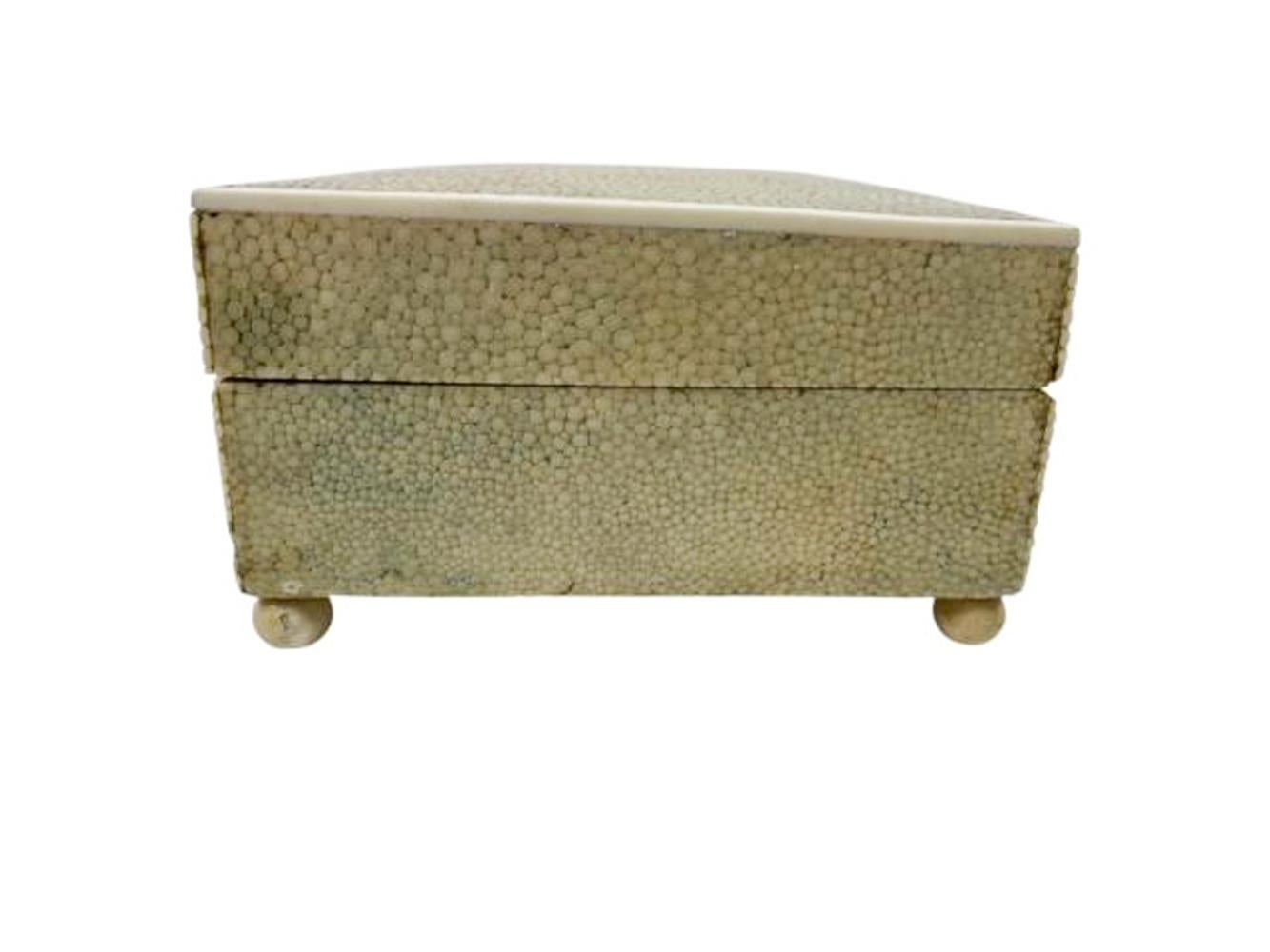 Caja Art Decó con tapa de piel de zapa verde pálido sobre pies esféricos y tapa con bordes de hueso siglo XX en venta