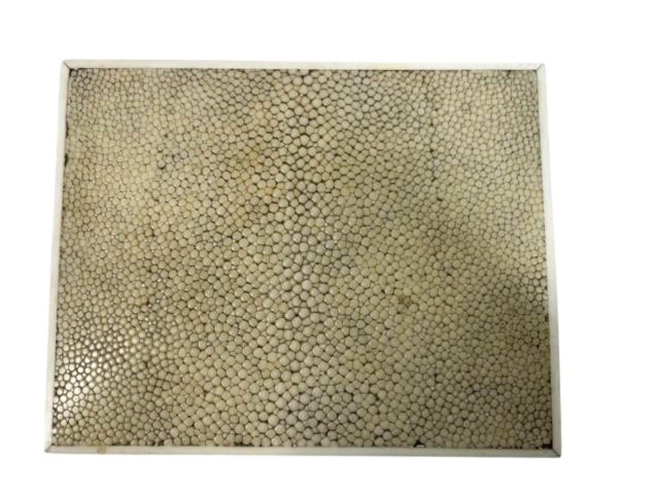 Caja Art Decó con tapa de piel de zapa verde pálido sobre pies esféricos y tapa con bordes de hueso Hueso en venta