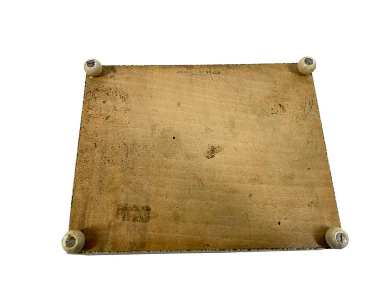 Caja Art Decó con tapa de piel de zapa verde pálido sobre pies esféricos y tapa con bordes de hueso en venta 2
