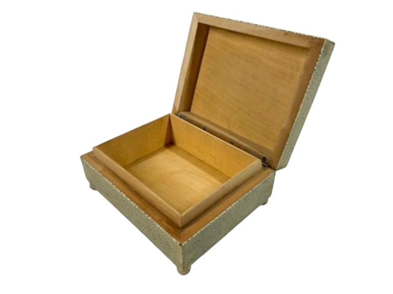 Caja Art Decó con tapa de piel de zapa verde pálido sobre pies esféricos y tapa con bordes de hueso en venta 3