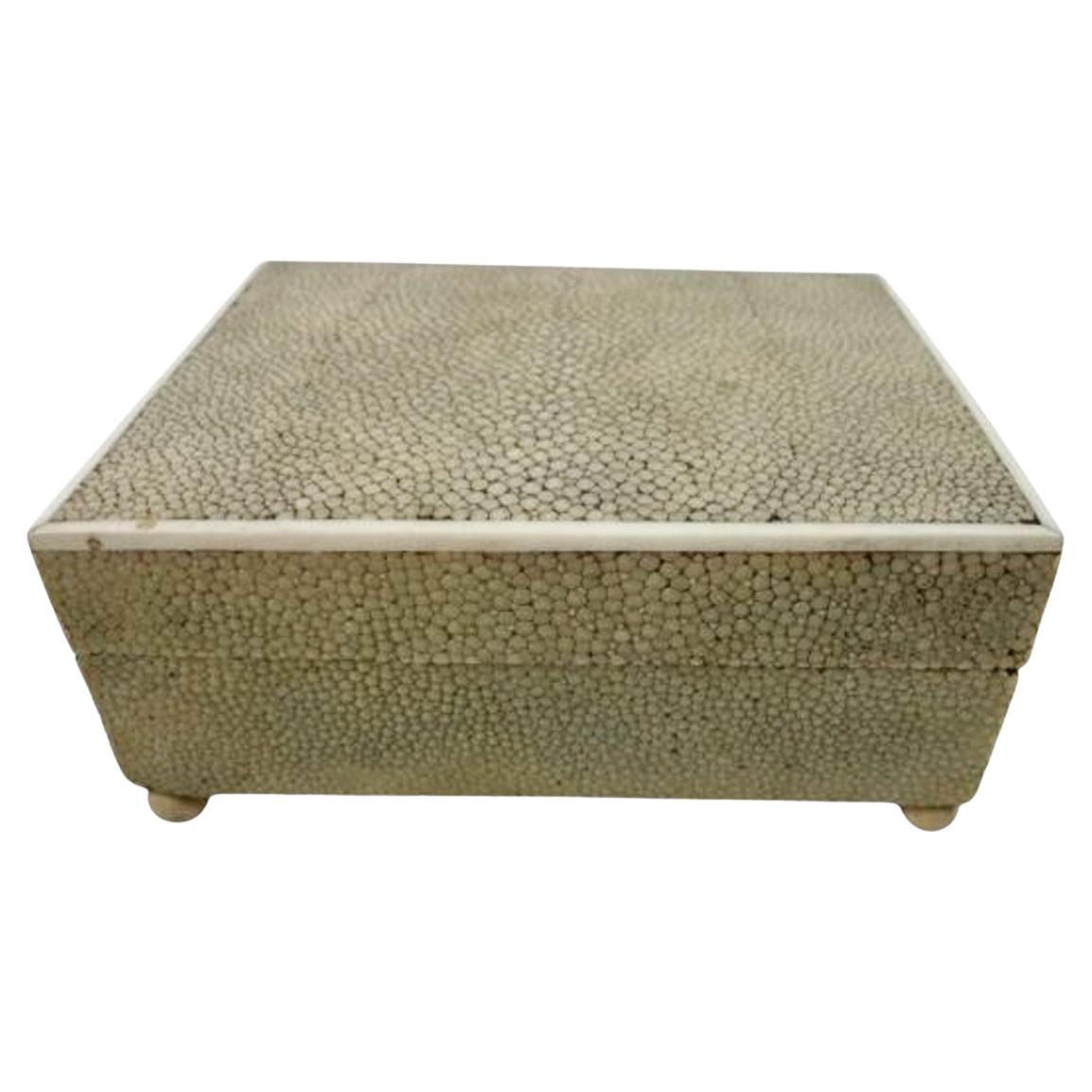 Caja Art Decó con tapa de piel de zapa verde pálido sobre pies esféricos y tapa con bordes de hueso