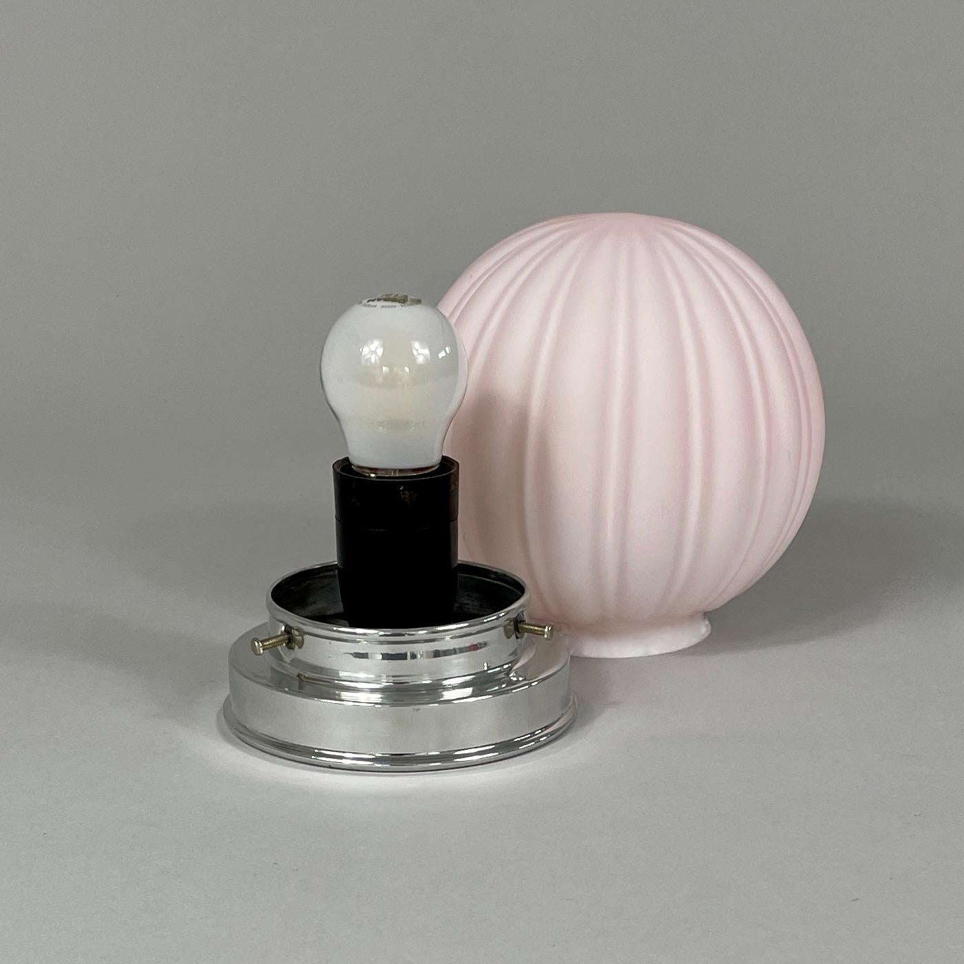 Art Decó Pale Pink Frosted Glass & Chrome Globe Flush Mount, Suecia Década de 1940 en venta 3