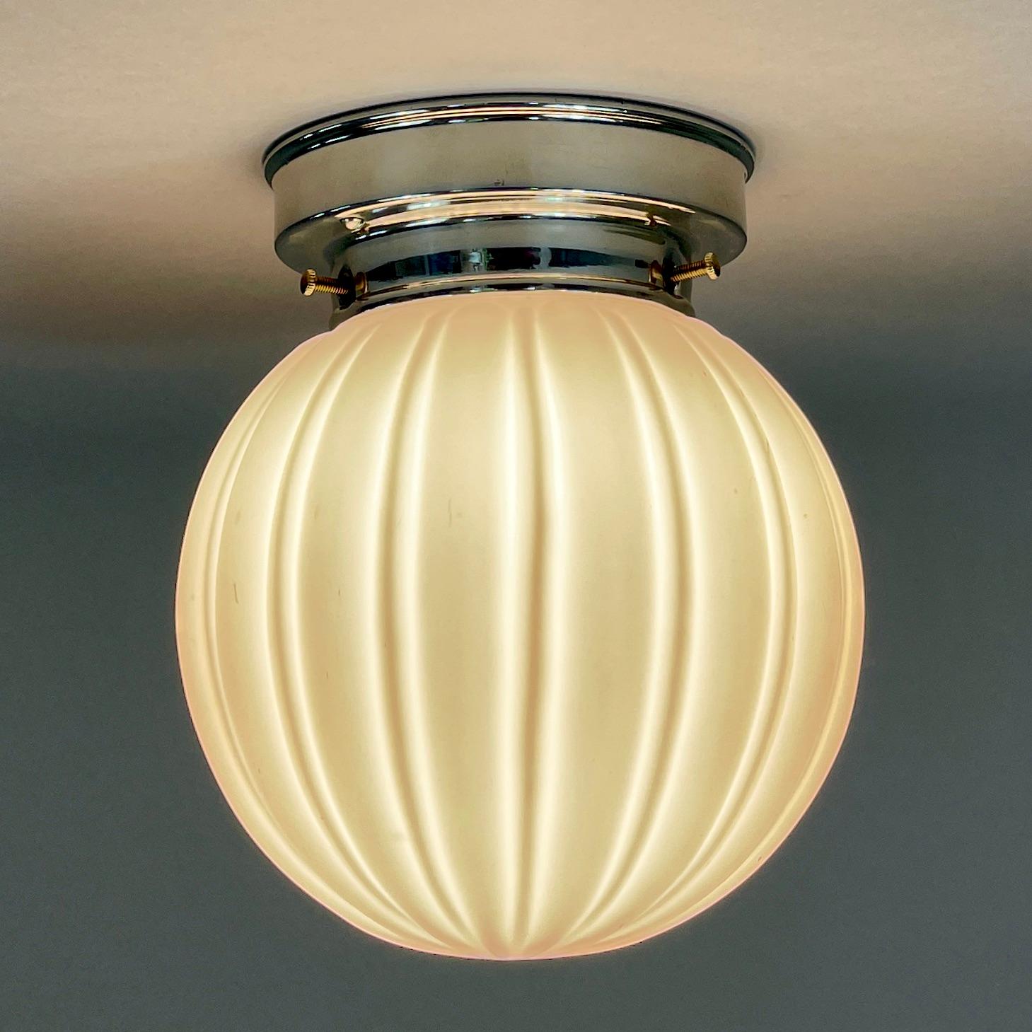 Art Decó Pale Pink Frosted Glass & Chrome Globe Flush Mount, Suecia Década de 1940 en venta 4