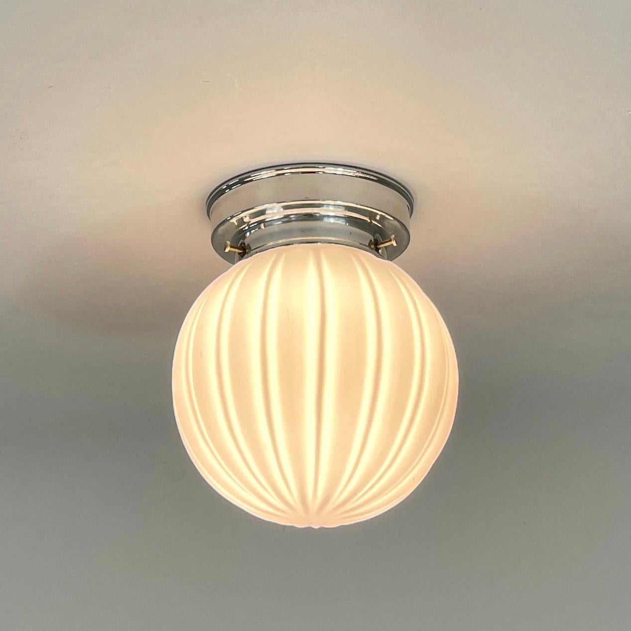 Art Decó Pale Pink Frosted Glass & Chrome Globe Flush Mount, Suecia Década de 1940 Sueco en venta