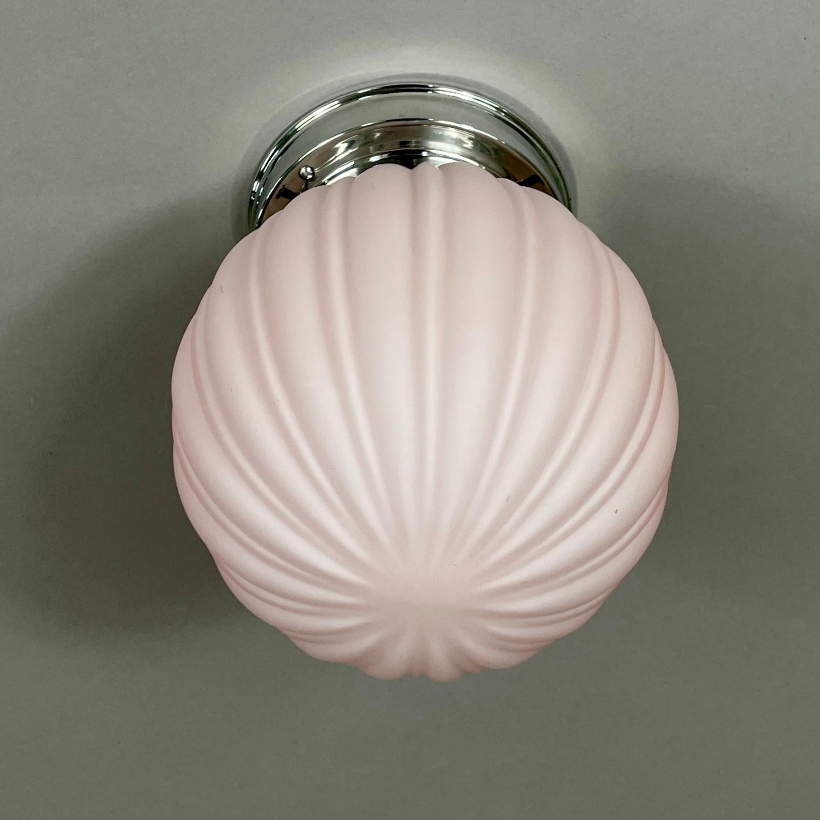 Art Decó Pale Pink Frosted Glass & Chrome Globe Flush Mount, Suecia Década de 1940 Escarchado en venta
