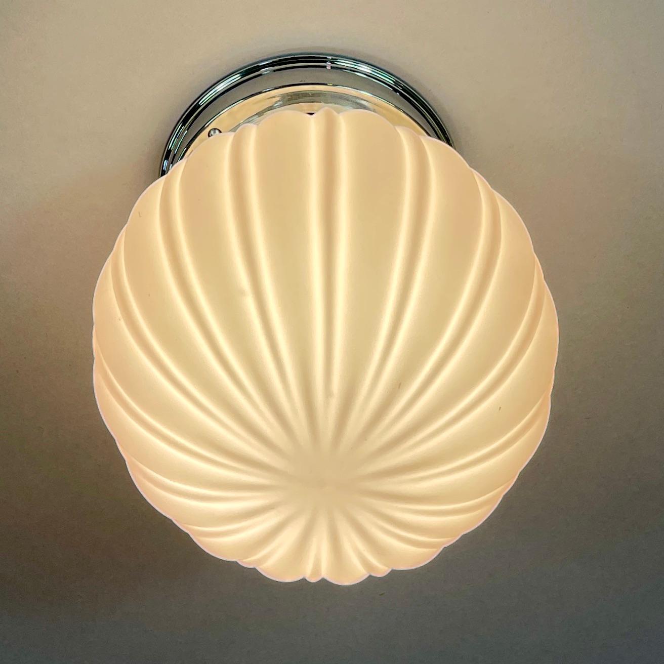 Art Decó Pale Pink Frosted Glass & Chrome Globe Flush Mount, Suecia Década de 1940 en Bueno estado para la venta en NUEMBRECHT, NRW
