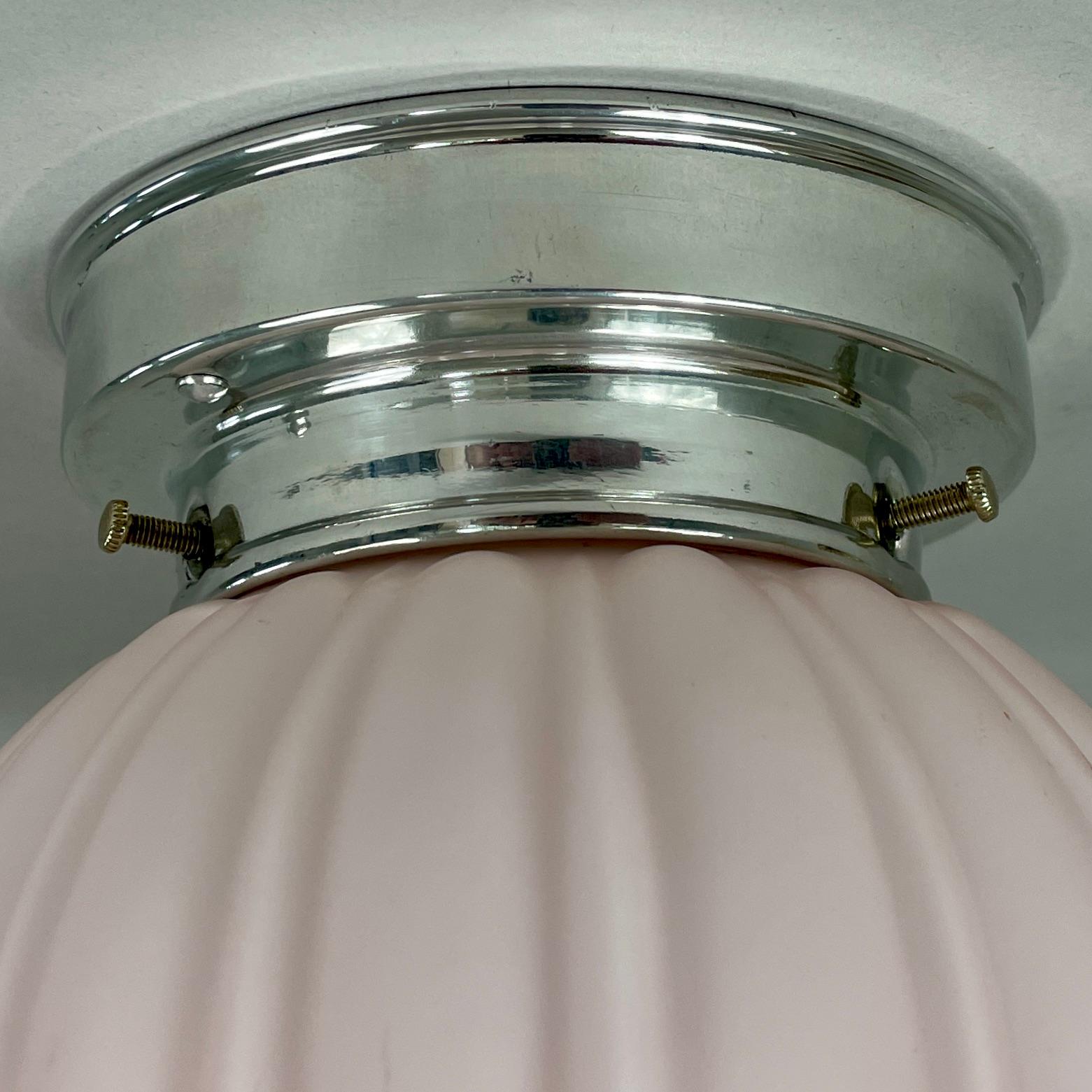 Art Decó Pale Pink Frosted Glass & Chrome Globe Flush Mount, Suecia Década de 1940 mediados del siglo XX en venta